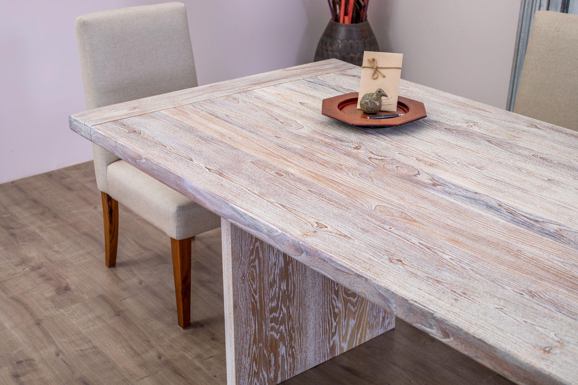 Cette table de salle à manger en teck massif, fabriquée à la main, est un chef-d'œuvre de beauté intemporelle et d'artisanat exceptionnel. Cette table de salle à manger met en valeur l'élégance naturelle et la durabilité de ce bois dur
