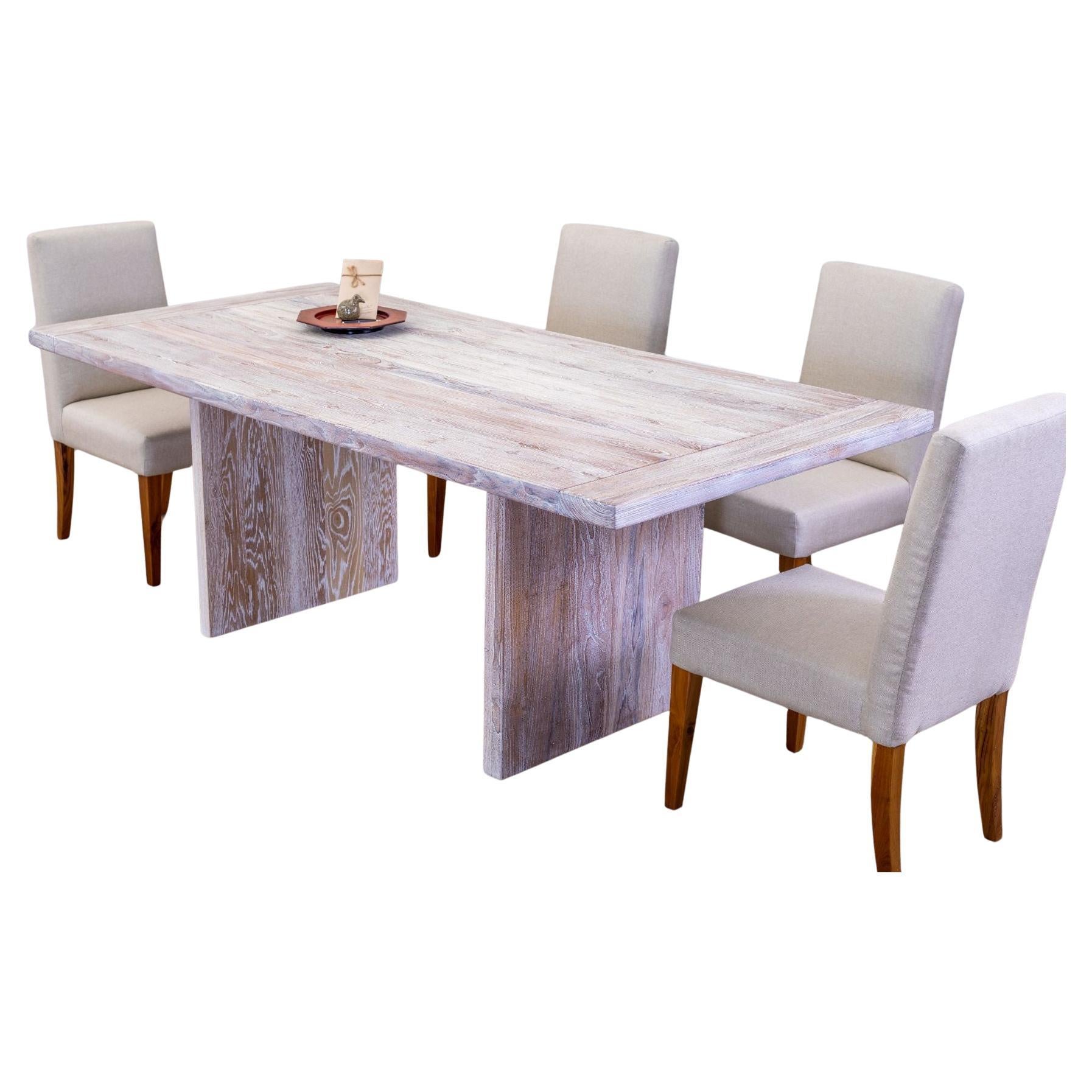 Mesa de teca maciza teñida al sol con patas de madera de tablón