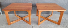 Tavolini moderni danesi in teak massiccio con base a X Una coppia