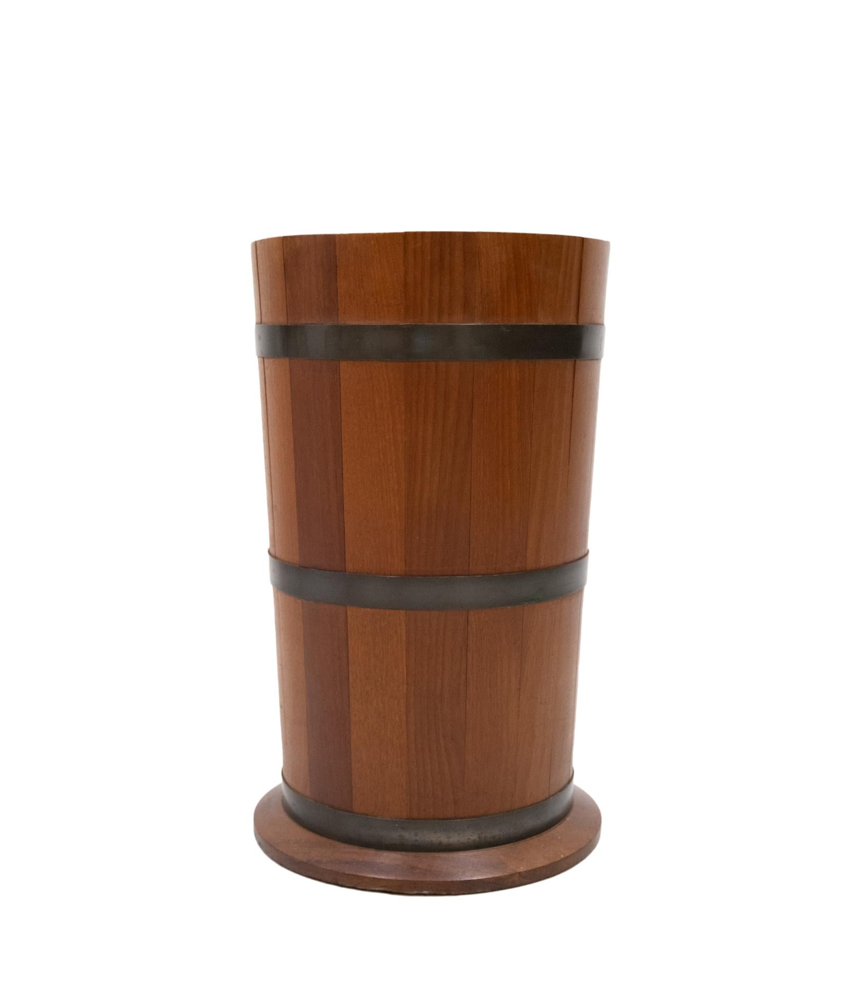 Solid teak Scandinavian umbrella stand. Build like a barrel. Solid teak planks hold together
With brass rings. Very nice warm color. Good condition.