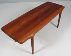 Table basse en bois de teck massif par John Woods pour Mikael Laursen, Danemark, années 1960