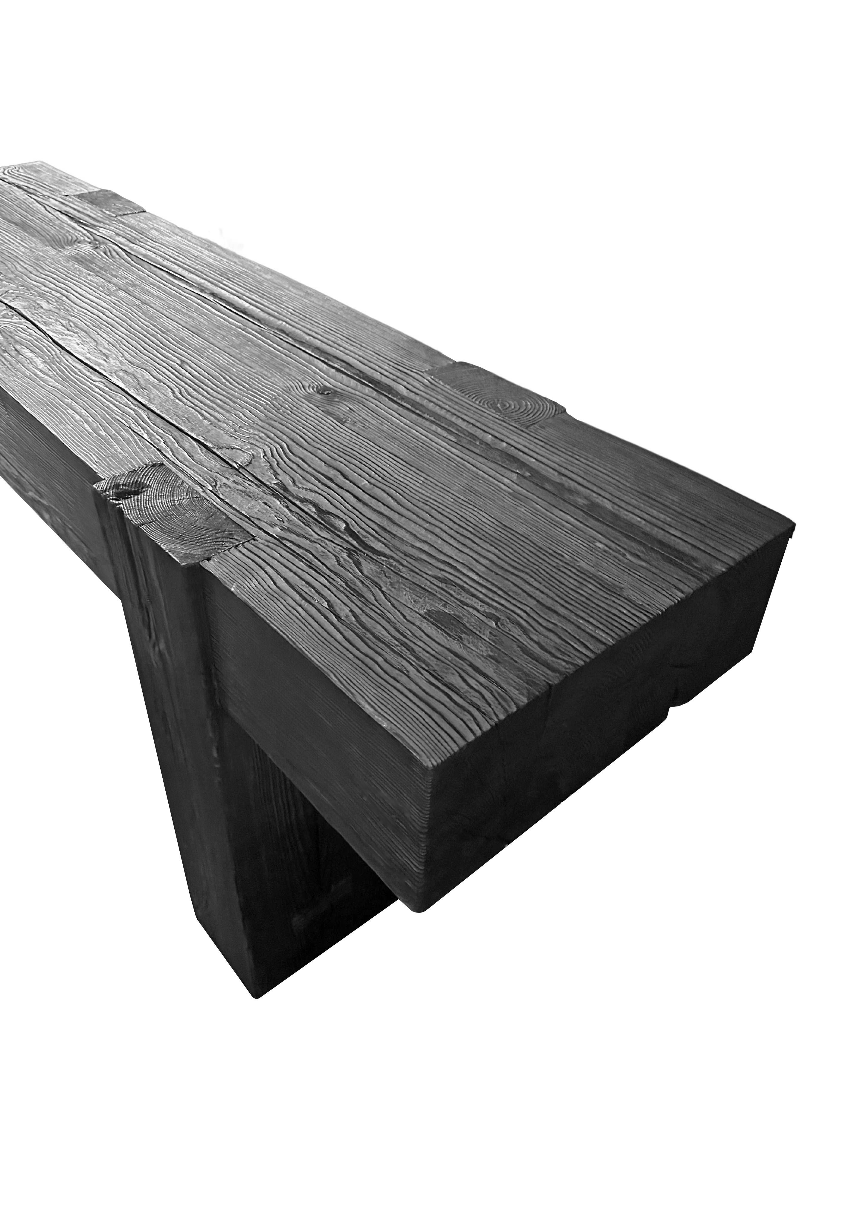 Console sculpturale en bois de teck massif. Le plateau de la table repose sur deux solides,  jambes. Un objet merveilleusement minimaliste. Pour obtenir son pigment unique, le bois a été brûlé plusieurs fois avant d'être recouvert d'une couche