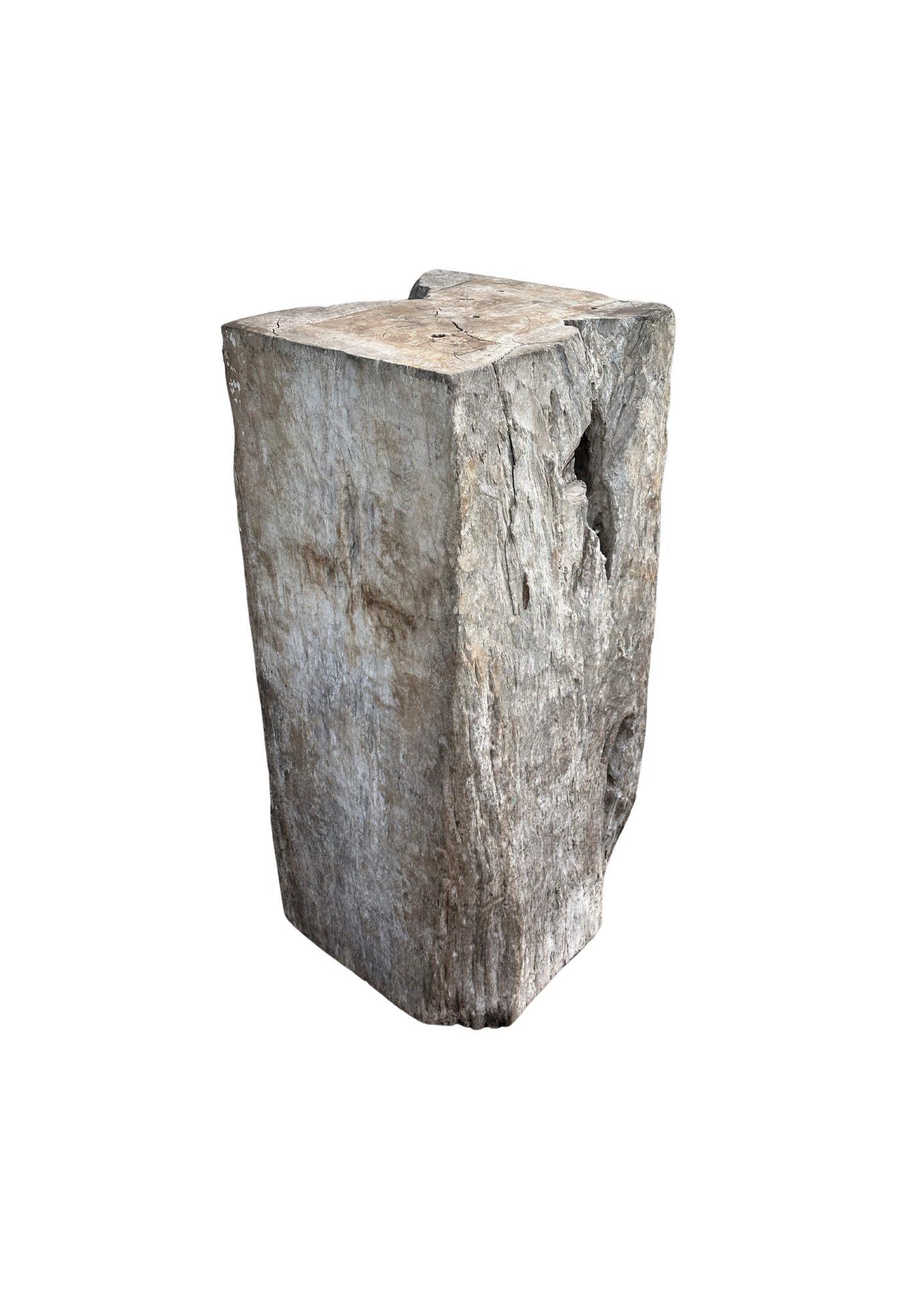 Una declaración atemporal de elegancia natural, este bloque de madera maciza de teca muy antigua muestra la belleza de la edad, la artesanía y el arte de la naturaleza. Labrada a mano a partir de una sola pieza de teca densa y ricamente veteada, su