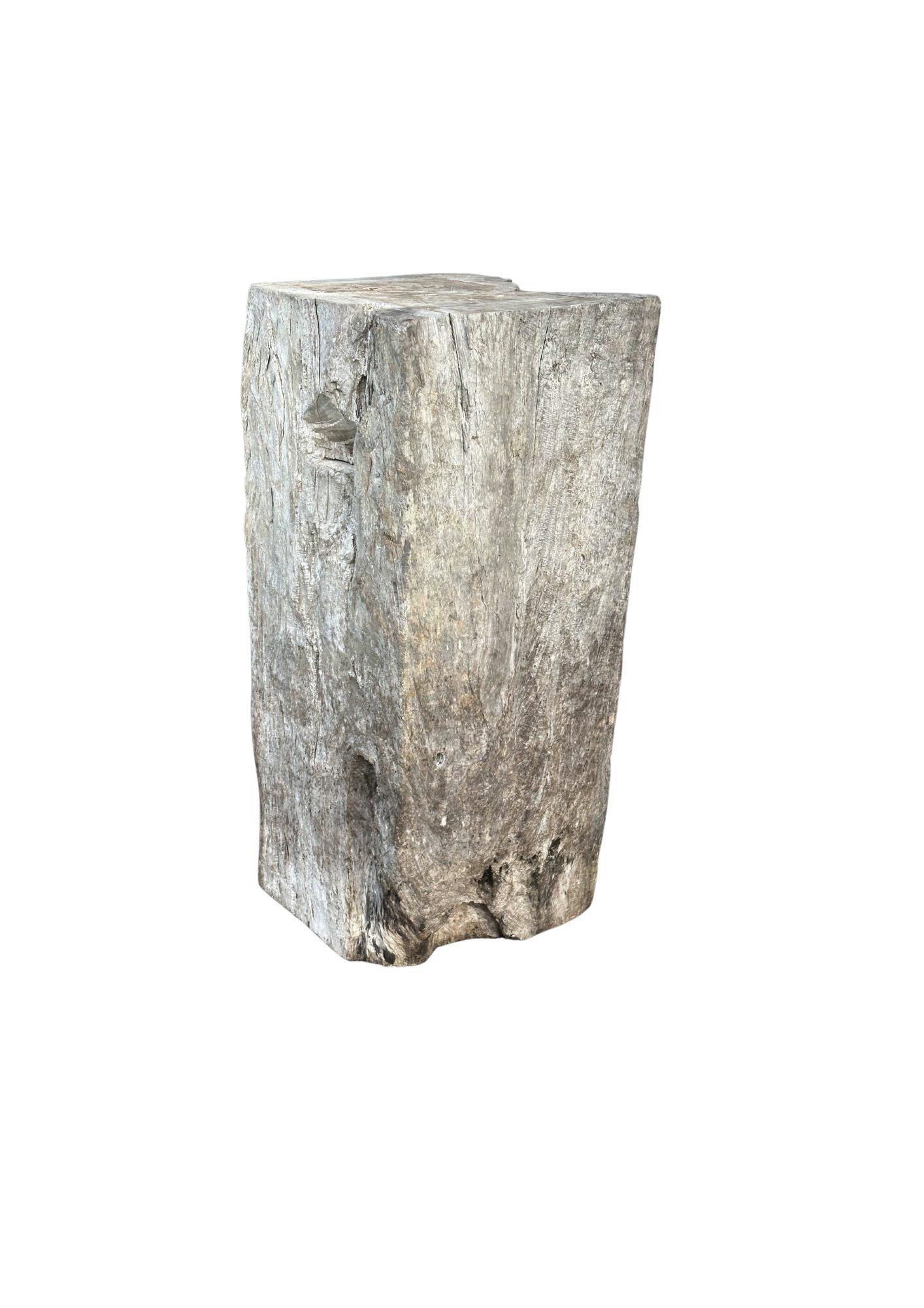 Pedestal de madera maciza de teca, maravillosa pátina relacionada con la edad, moderno orgánico Tallado a mano en venta