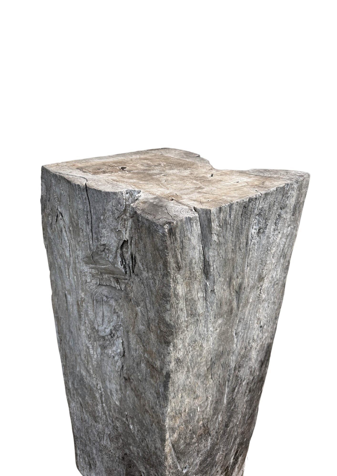 Pedestal de madera maciza de teca, maravillosa pátina relacionada con la edad, moderno orgánico Siglo XXI y contemporáneo en venta