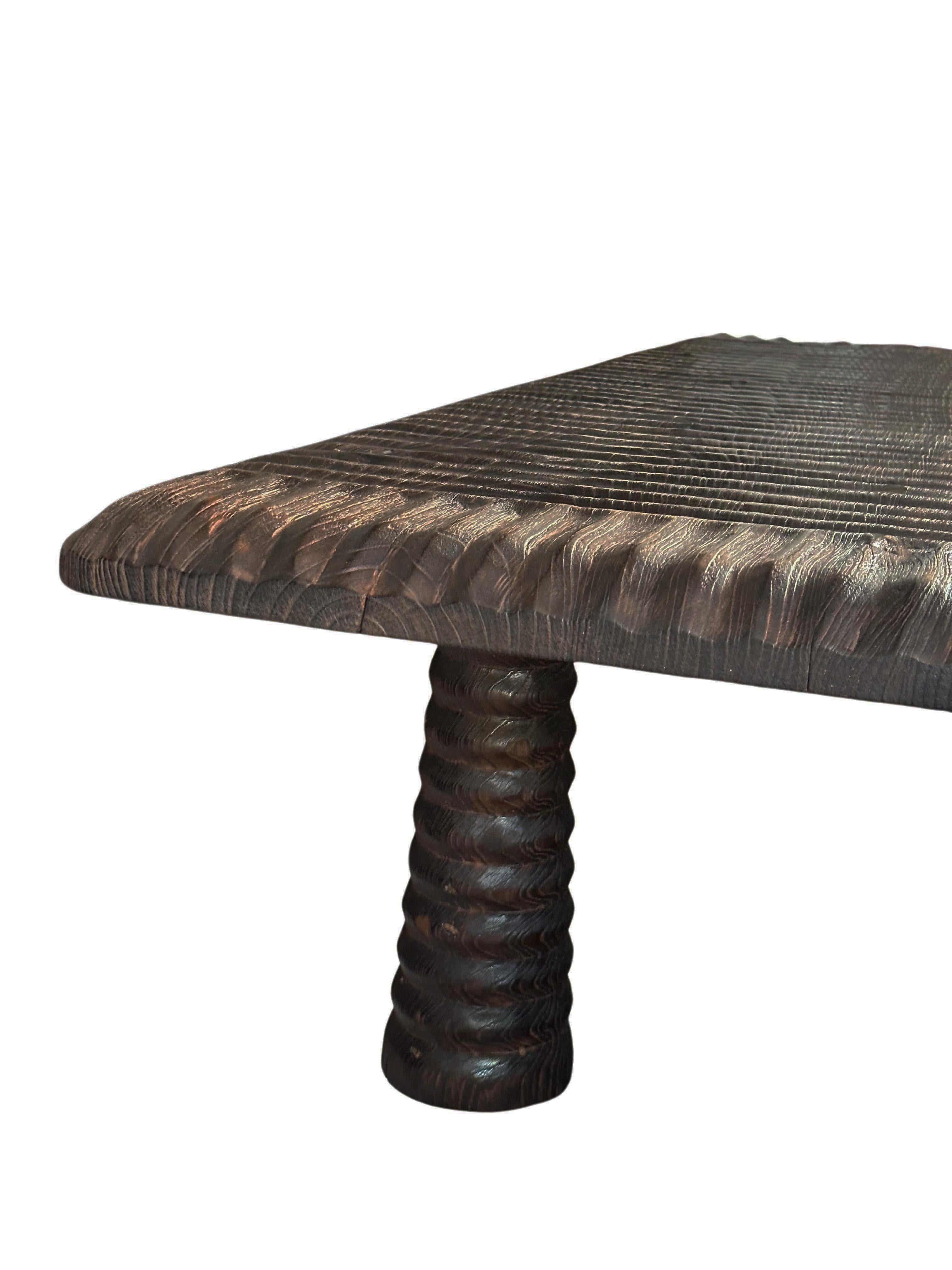 Mesa de madera maciza de teca, moderna y orgánica, impresionantes texturas de madera, quemada Moderno orgánico en venta