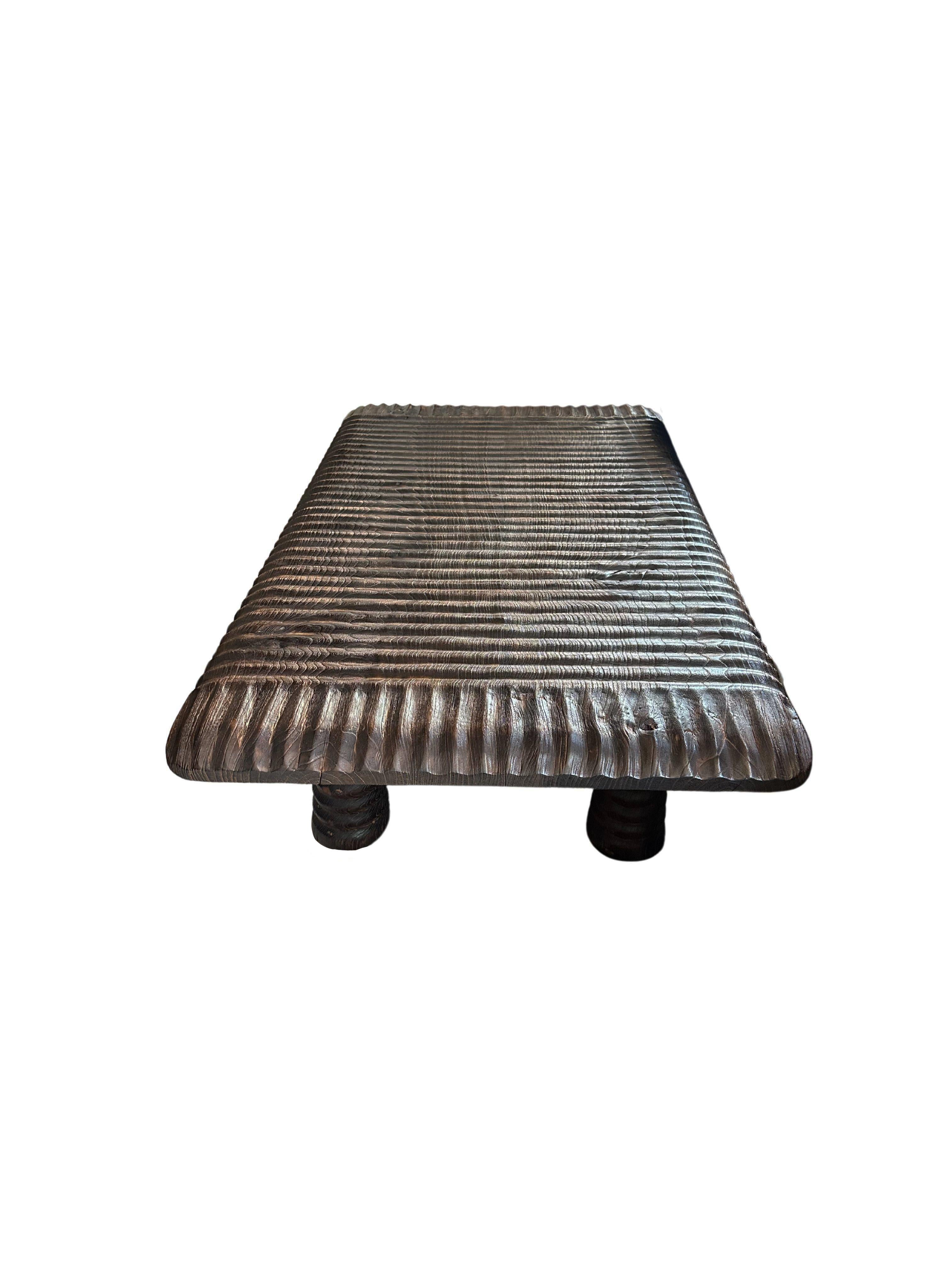 Mesa de madera maciza de teca, moderna y orgánica, impresionantes texturas de madera, quemada Indonesio en venta