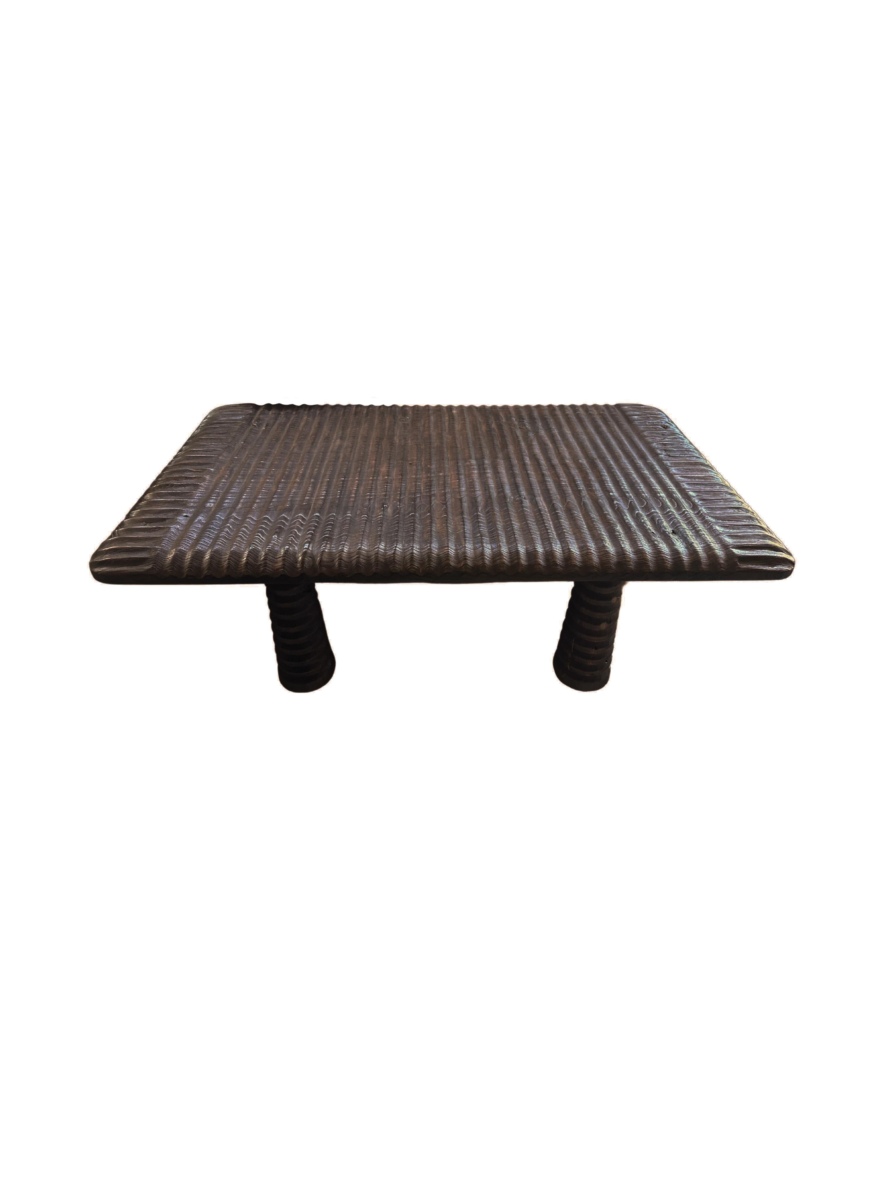 Mesa de madera maciza de teca, moderna y orgánica, impresionantes texturas de madera, quemada Hecho a mano en venta