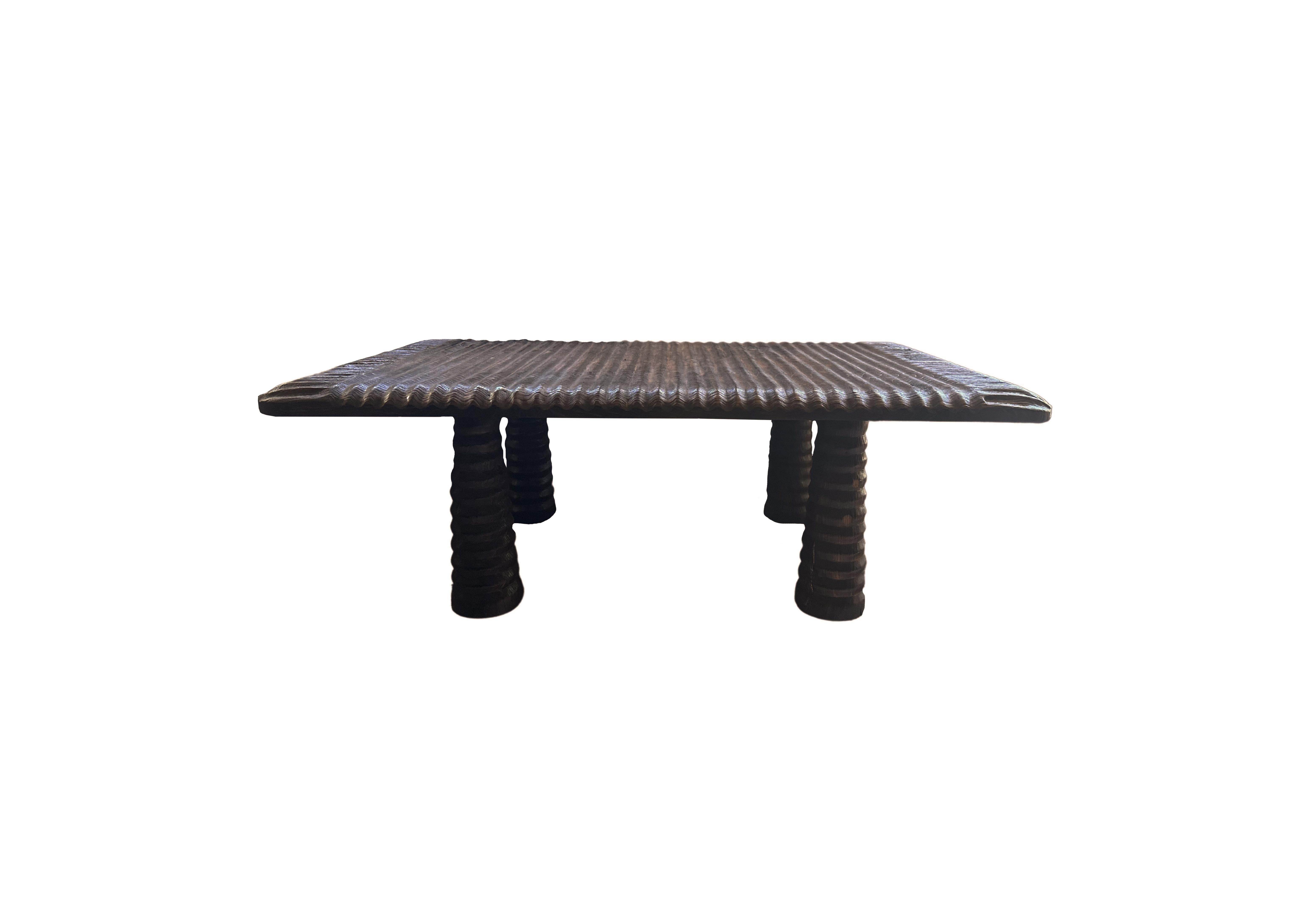 Mesa de madera maciza de teca, moderna y orgánica, impresionantes texturas de madera, quemada en Nuevo estado para la venta en Jimbaran, Bali