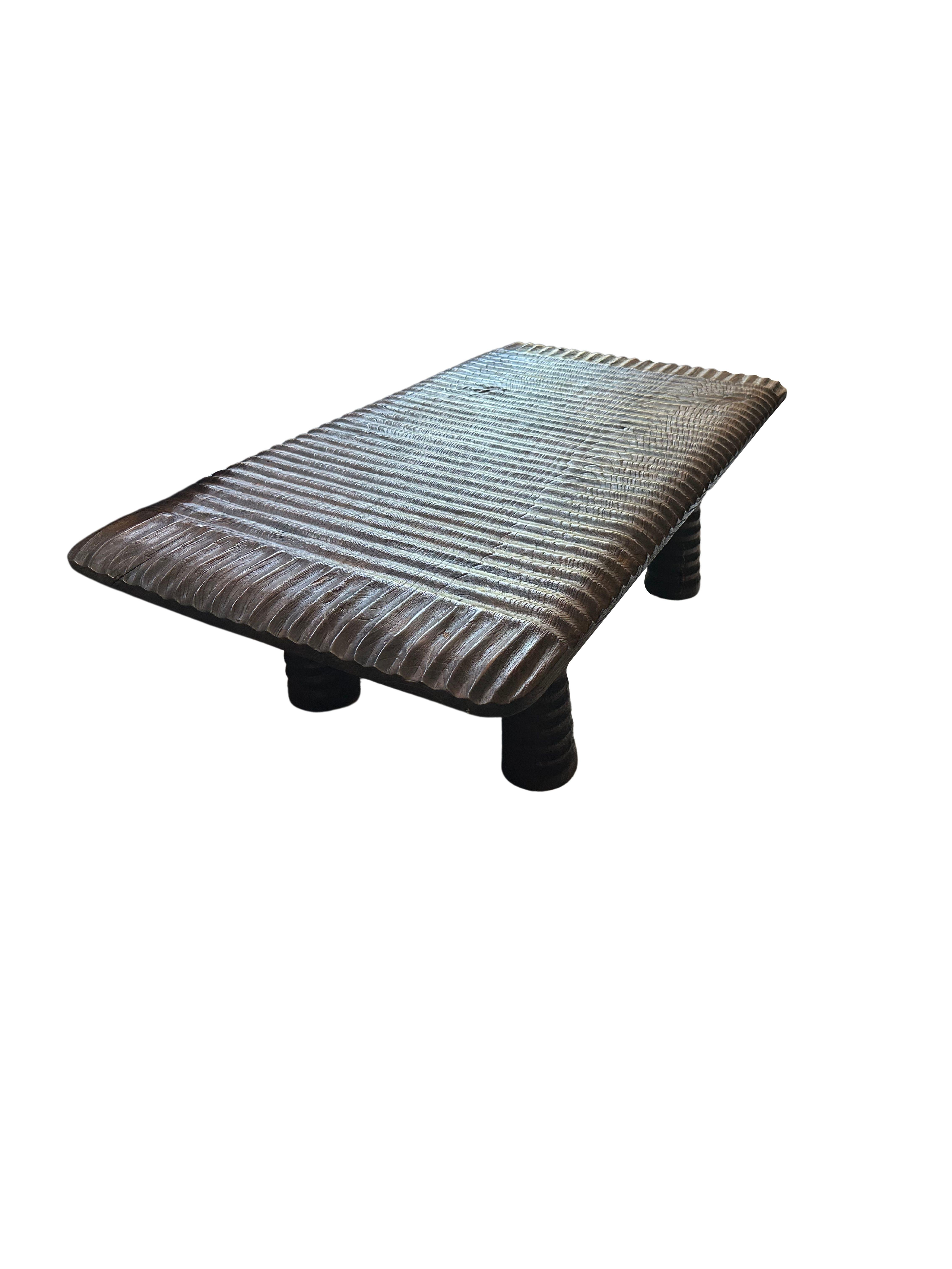 Mesa de madera maciza de teca, moderna y orgánica, impresionantes texturas de madera, quemada Siglo XXI y contemporáneo en venta