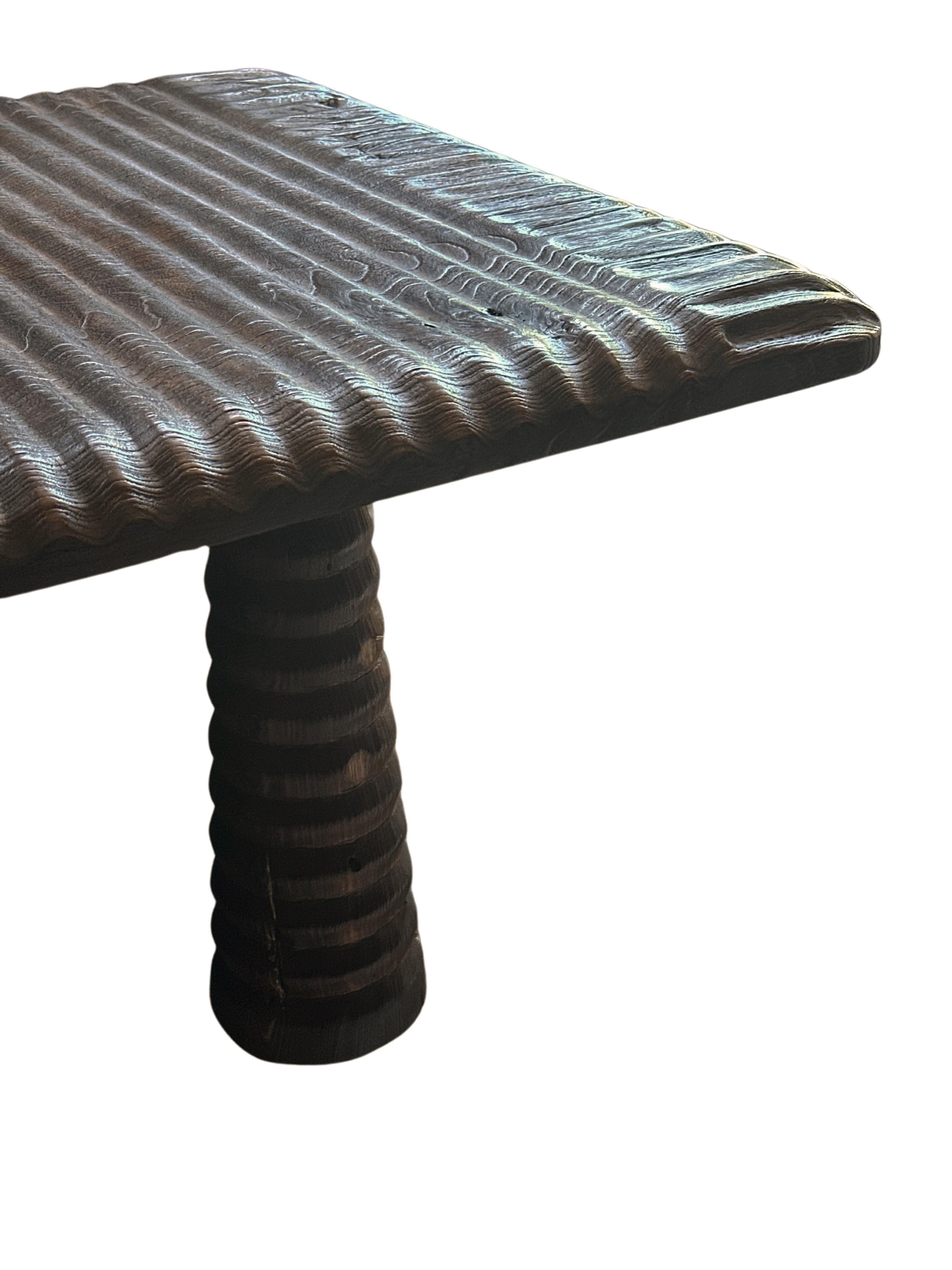 Mesa de madera maciza de teca, moderna y orgánica, impresionantes texturas de madera, quemada Madera en venta