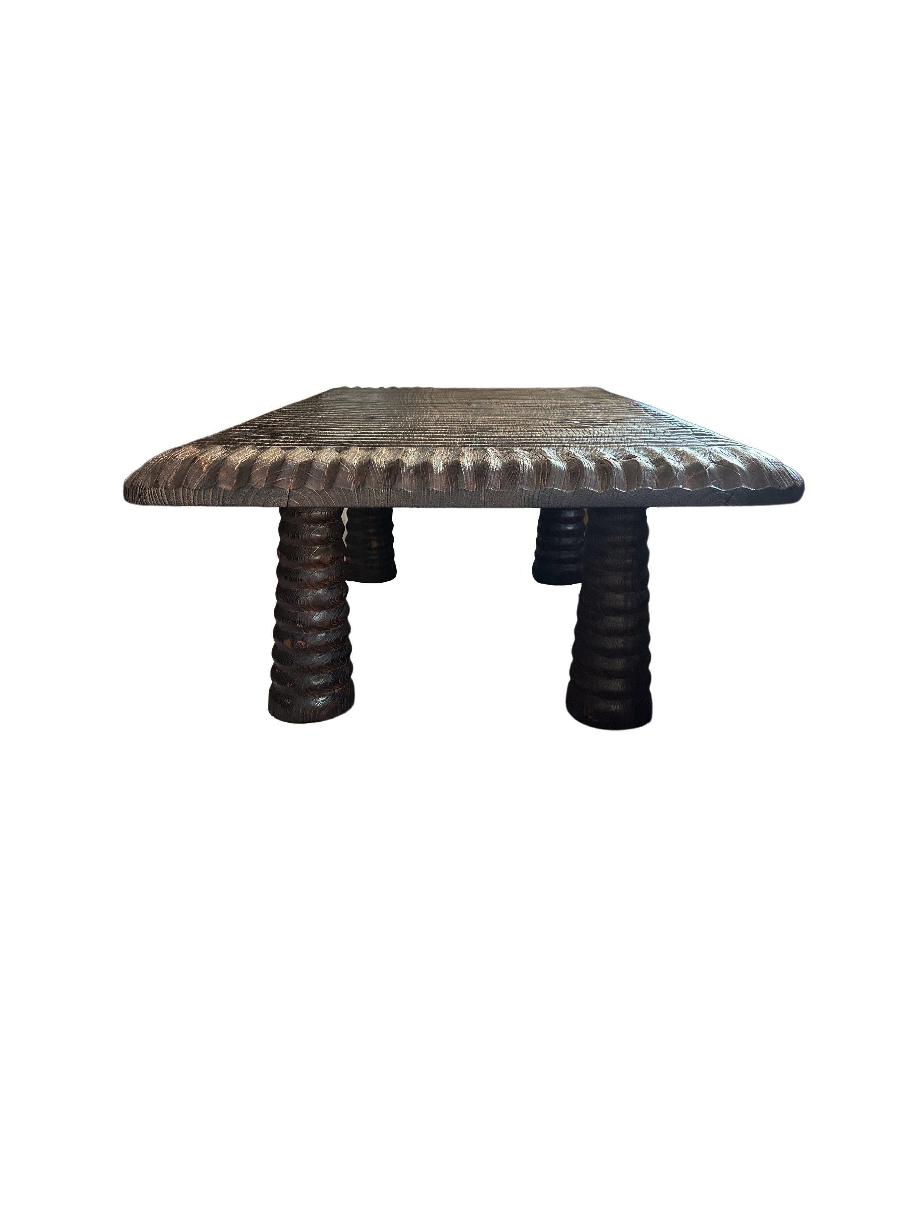 Mesa de madera maciza de teca, moderna y orgánica, impresionantes texturas de madera, quemada en venta 1