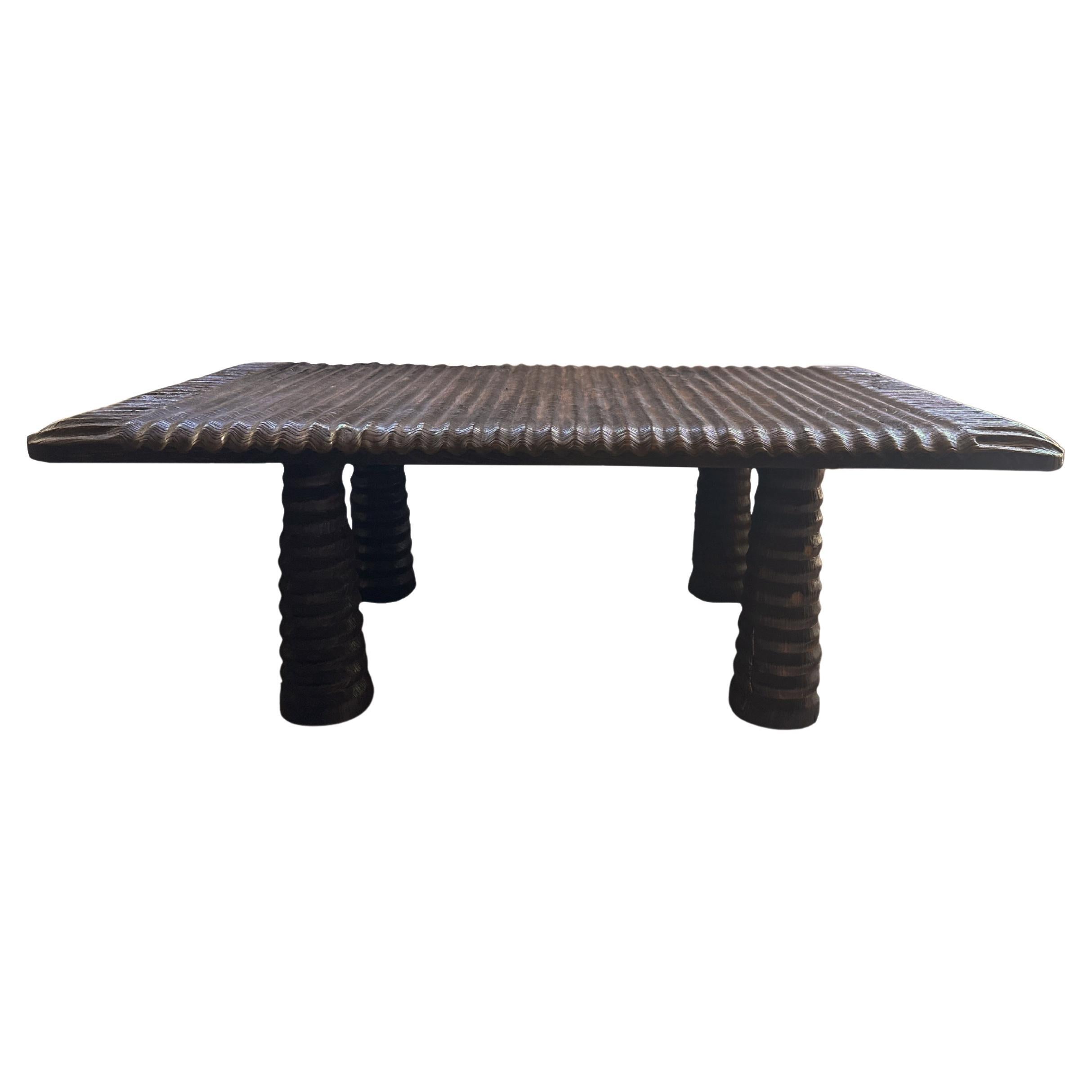 Mesa de madera maciza de teca, moderna y orgánica, impresionantes texturas de madera, quemada