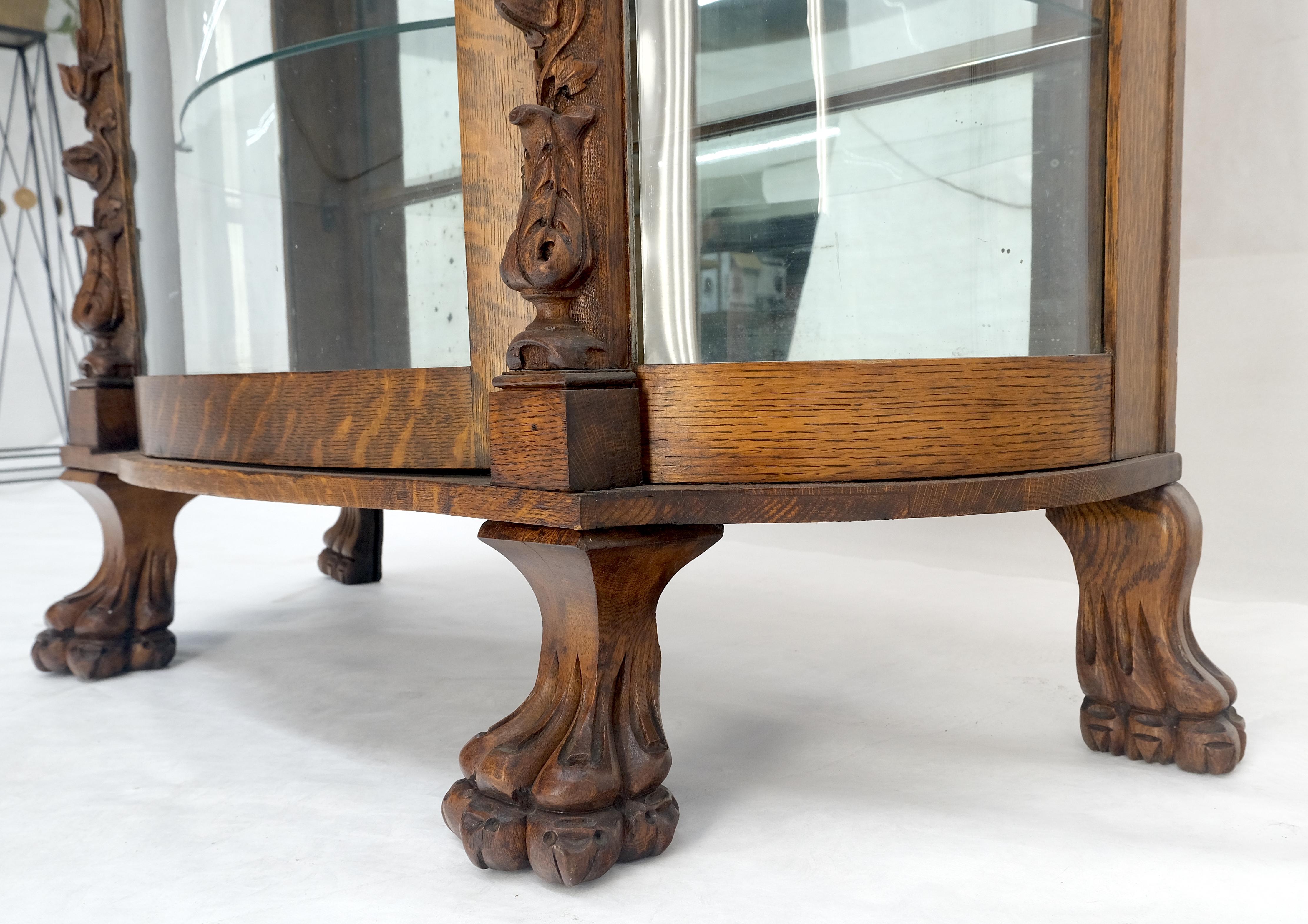 Solid Tiger Oak Curved Glass China Cabinet Carved Claw Feet Lion Heads MINT! Excellent état - En vente à Rockaway, NJ