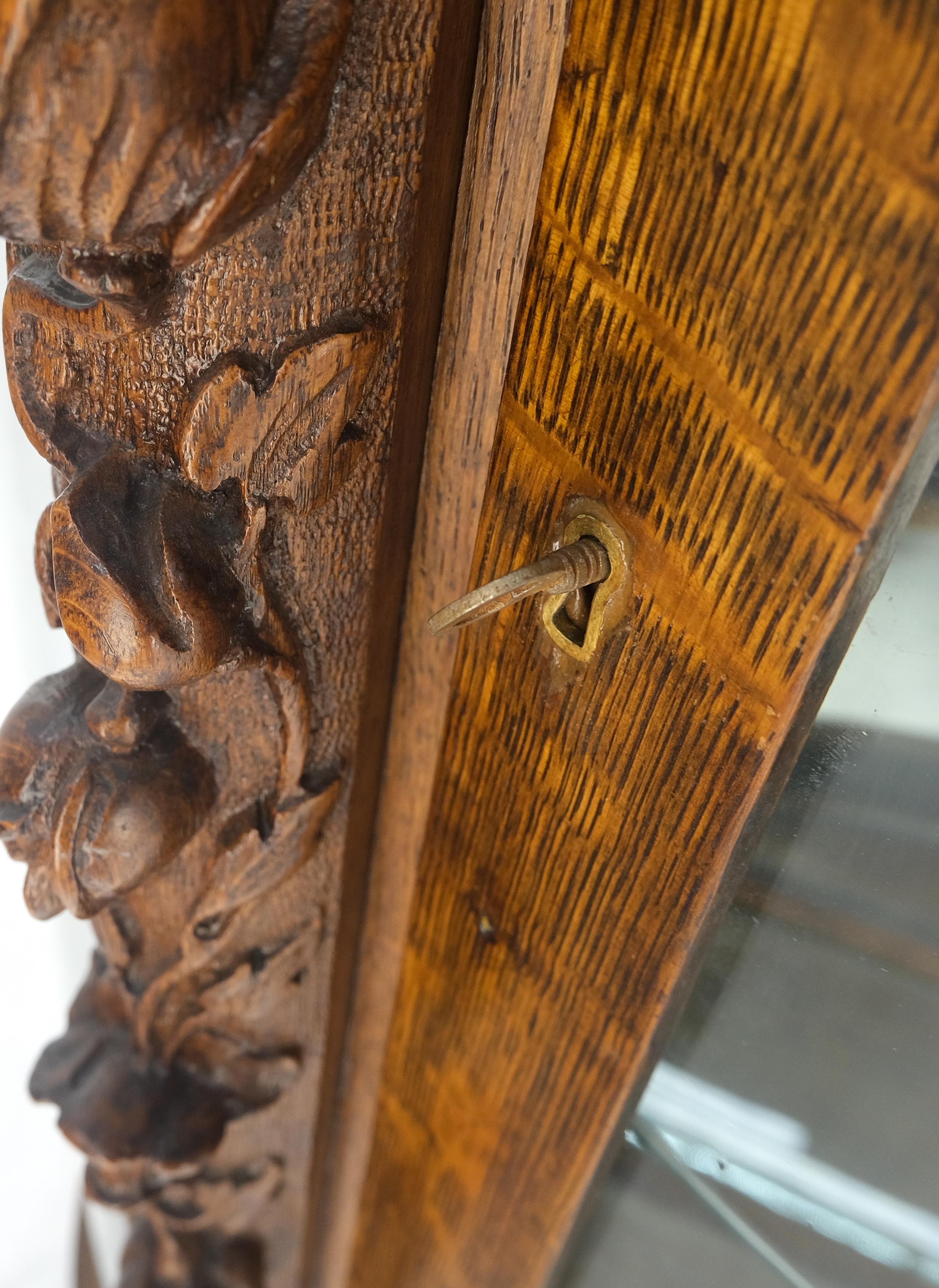 20ième siècle Solid Tiger Oak Curved Glass China Cabinet Carved Claw Feet Lion Heads MINT! en vente