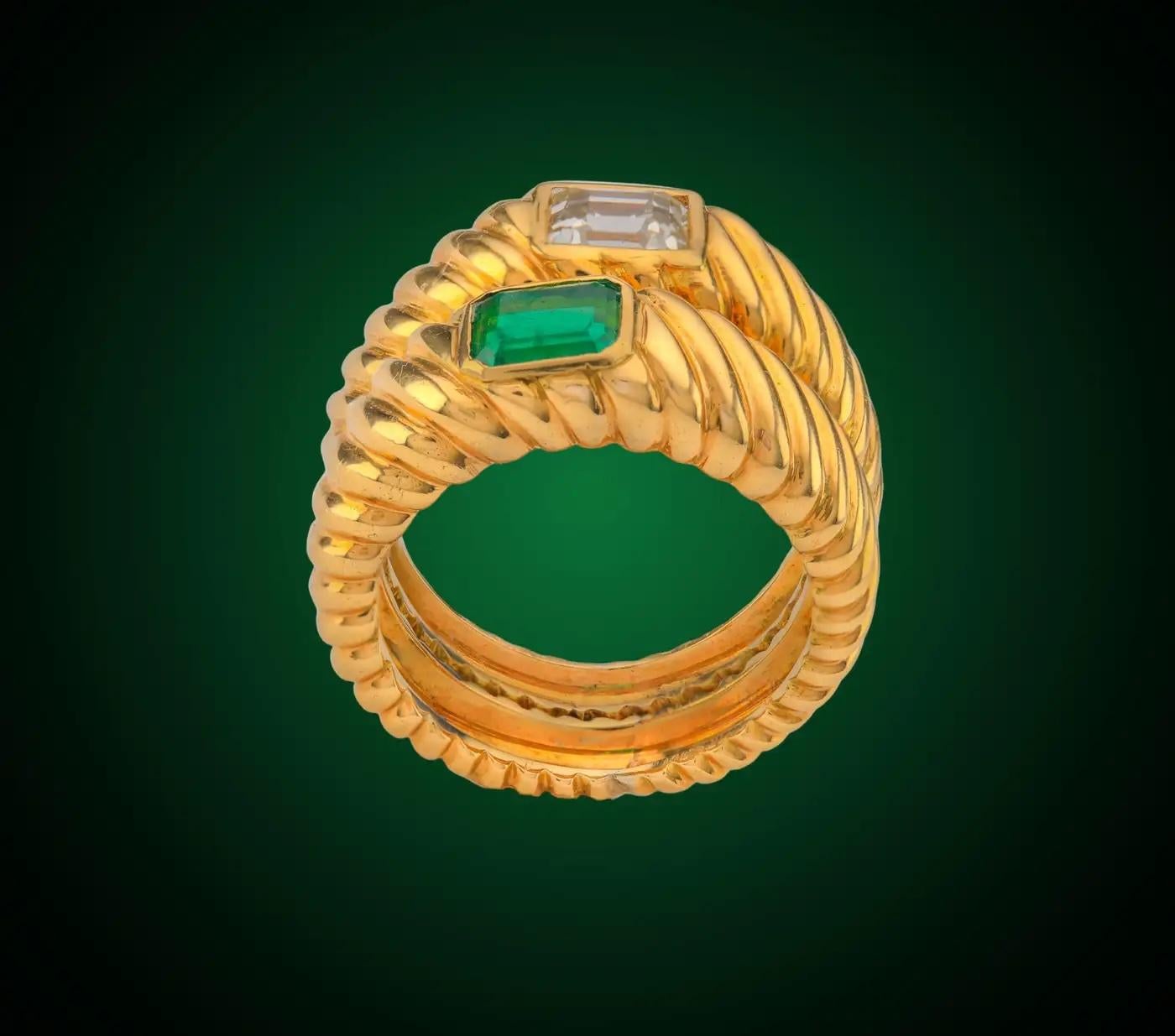 Dieser Zwillingsring von Toi et Moi ist eine eindrucksvolle Mischung aus moderner Eleganz aus der Mitte des Jahrhunderts (CIRCA 1960) und romantischer Symbolik. Er besteht aus einem Diamanten im Smaragdschliff und einem kolumbianischen Smaragd von