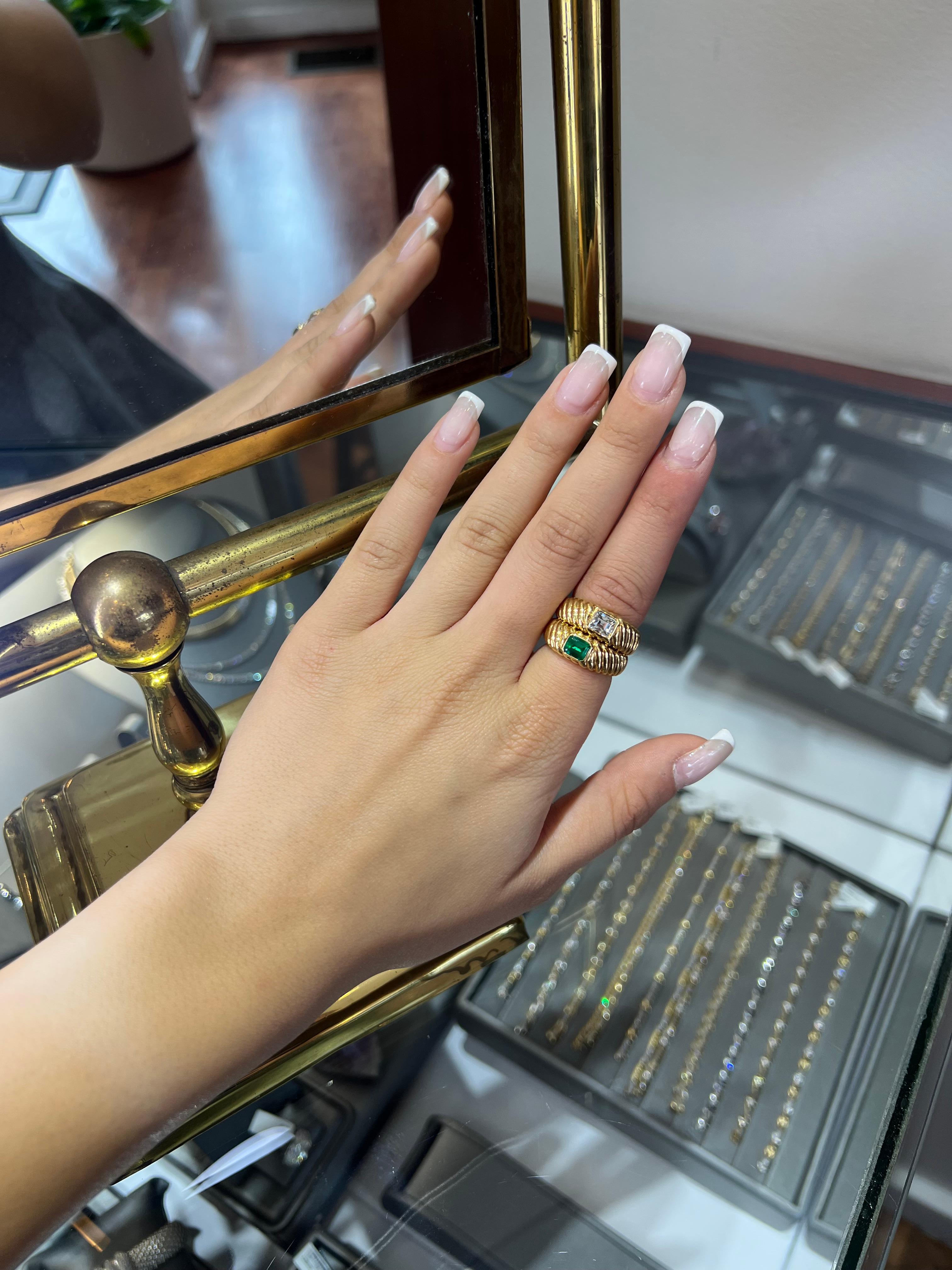 Dieser Zwillingsring von Toi et Moi ist eine eindrucksvolle Mischung aus moderner Eleganz aus der Mitte des Jahrhunderts (CIRCA 1960) und romantischer Symbolik. Er besteht aus einem Diamanten im Smaragdschliff und einem kolumbianischen Smaragd von