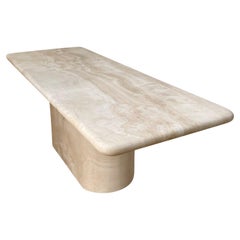 Gran mesa de comedor rectangular de travertino de borde curvo escultural