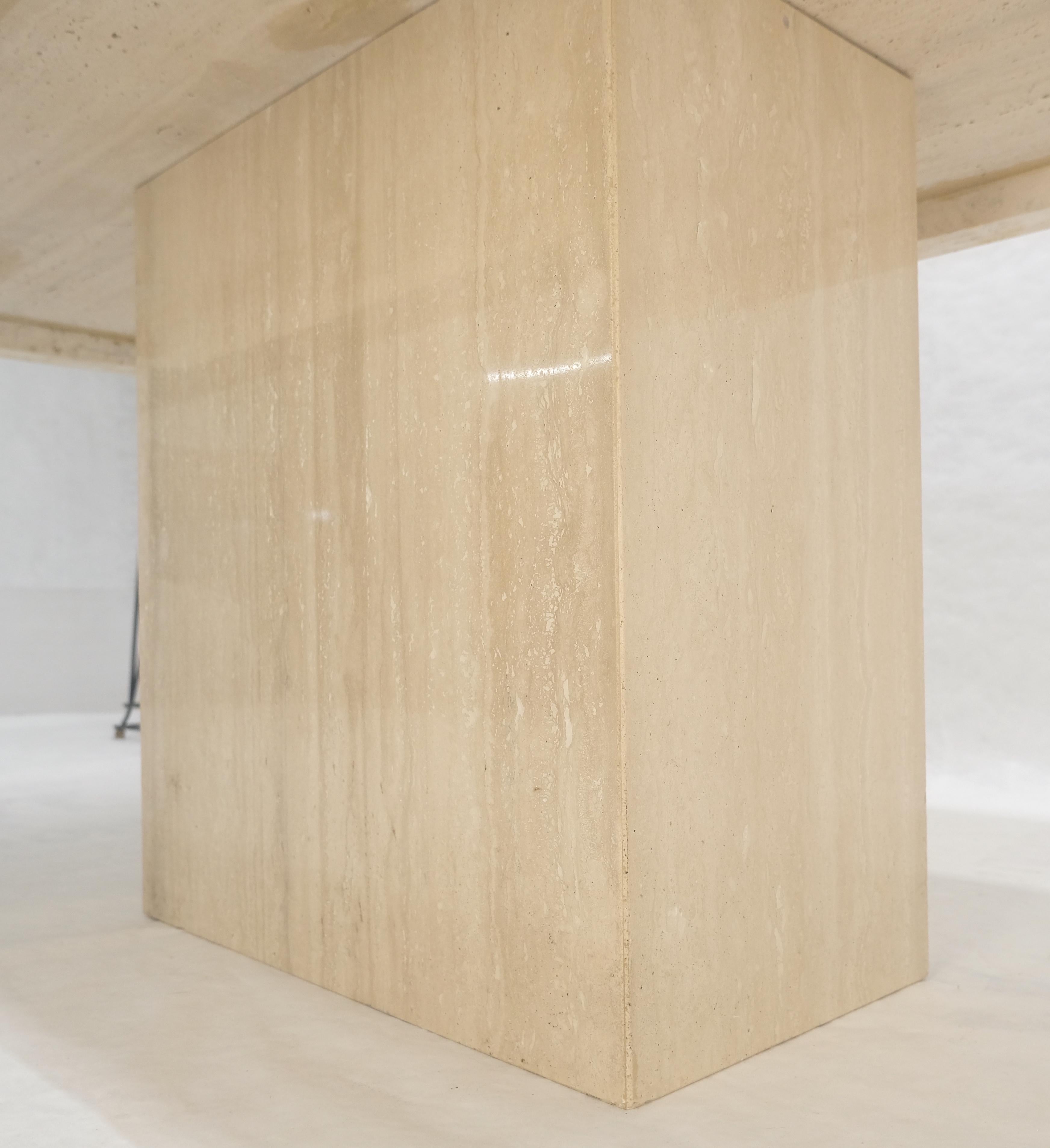 Table de salle à manger italienne 40x80 en travertin massif à pied unique MINT Bon état - En vente à Rockaway, NJ