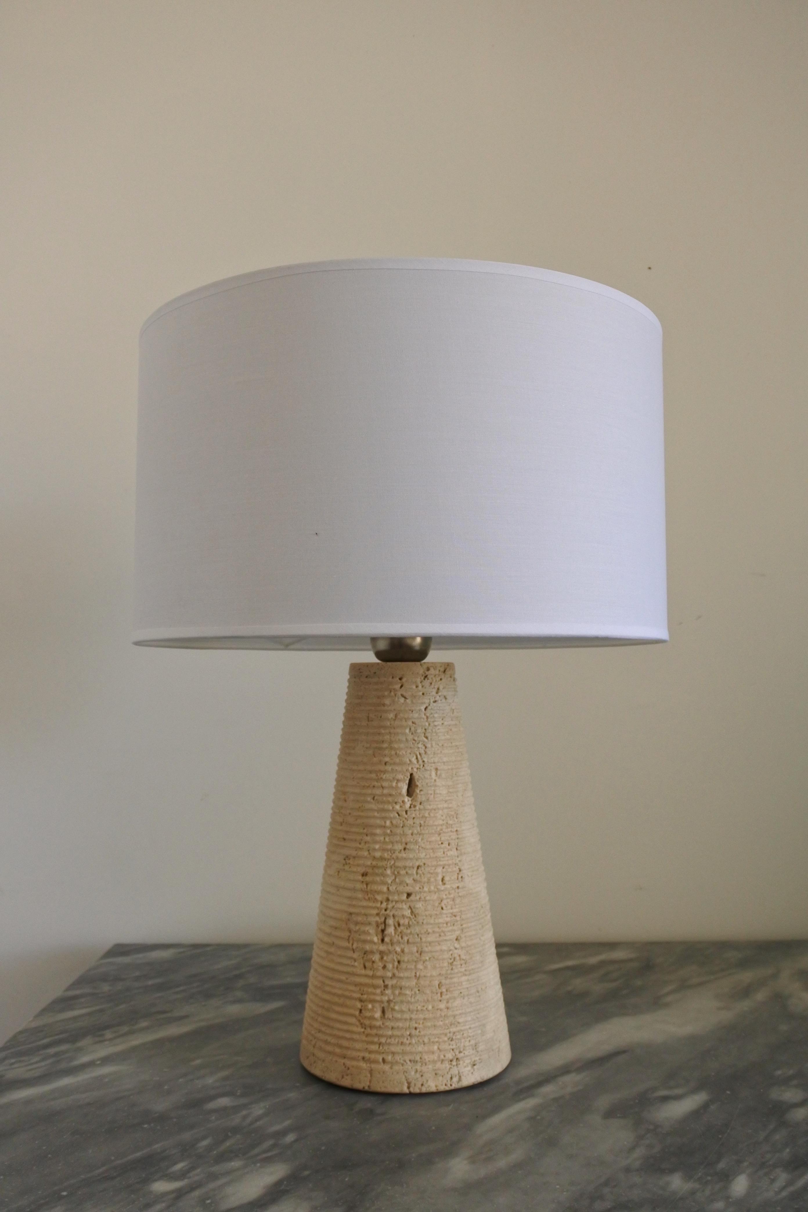 Heavy solid travertine stone table lamp
Made in Italy in the 1970s

Measurements of the lamp without the shade H 32 cm, D 14 cm

Original electrical system. To be safe, the lamp should be checked locally by a specialist to fully comply with