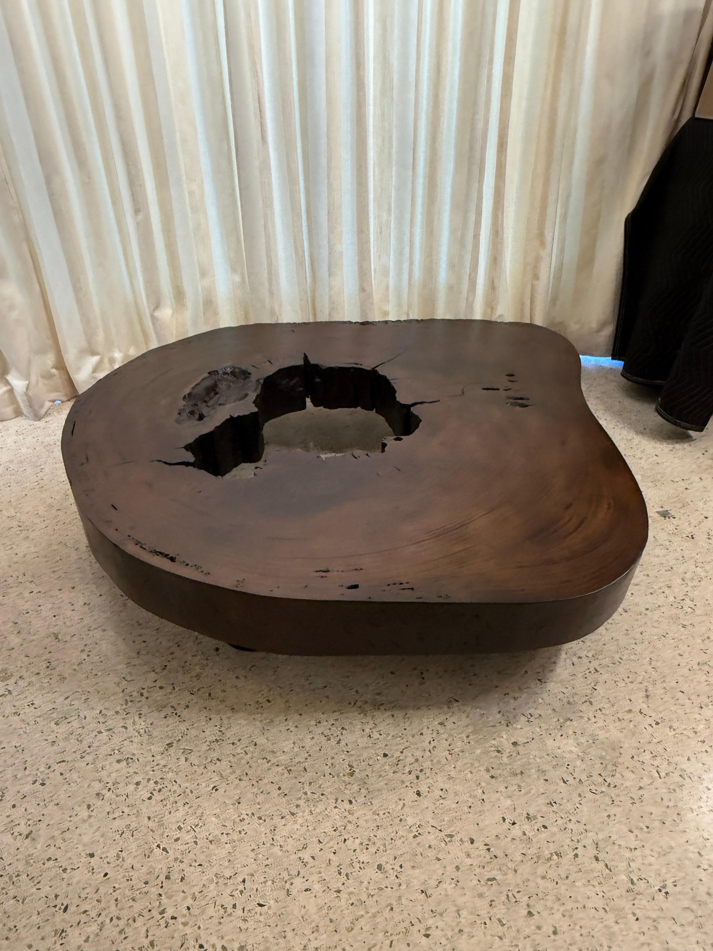 Table basse tronc d'arbre massif fabriqué à partir d'une épaisse section de croix en bois Vinhatico en vente 3