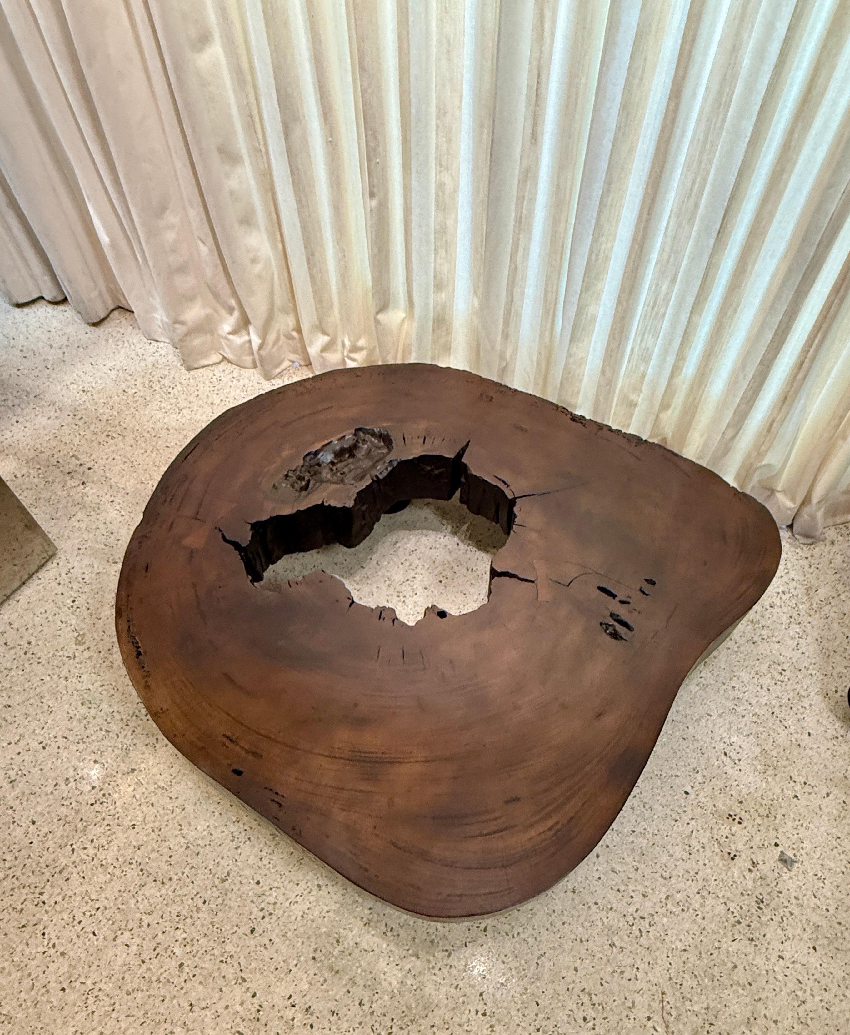 Table basse tronc d'arbre massif fabriqué à partir d'une épaisse section de croix en bois Vinhatico en vente 4