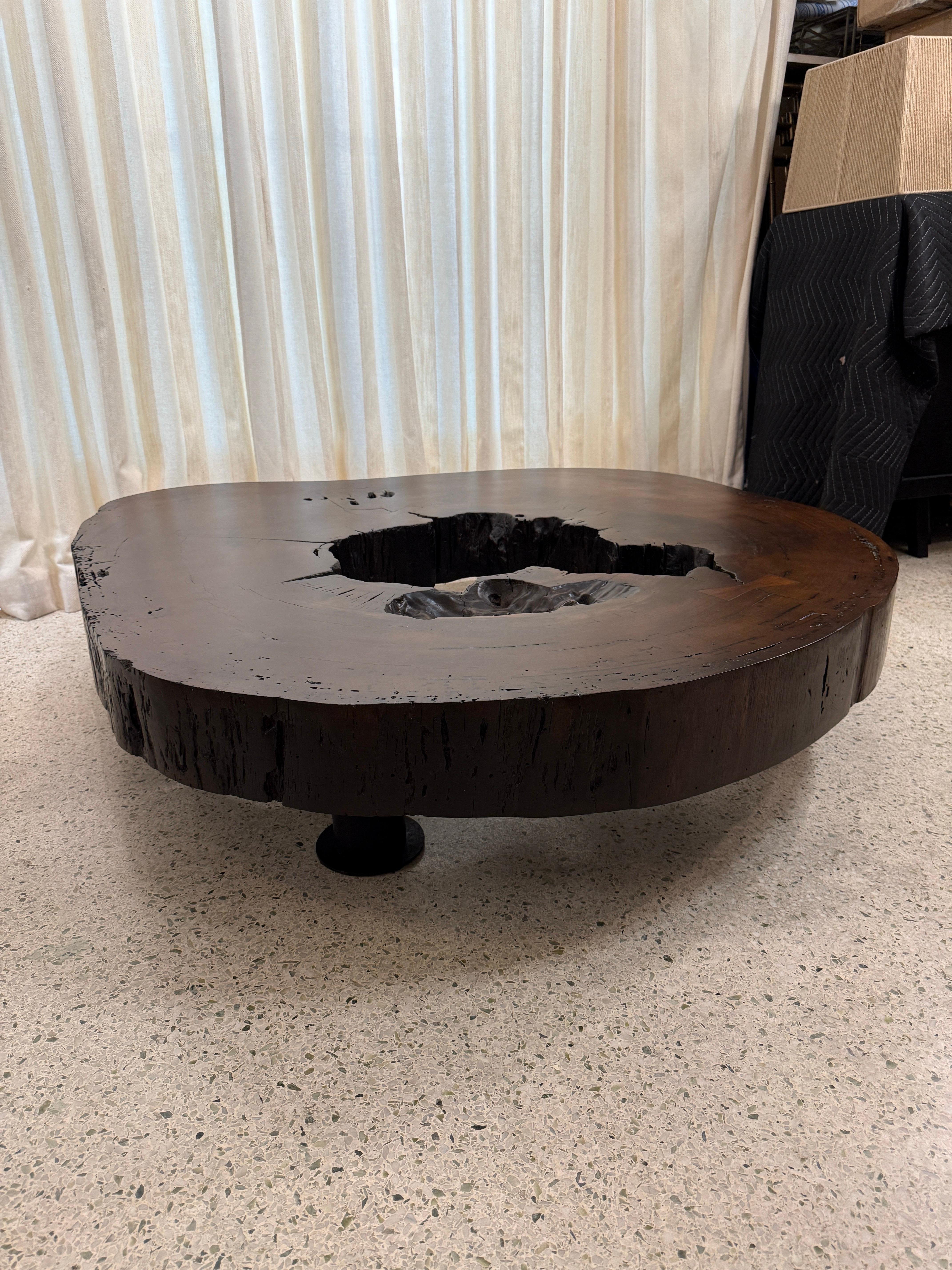 Table basse tronc d'arbre massif fabriqué à partir d'une épaisse section de croix en bois Vinhatico en vente 5