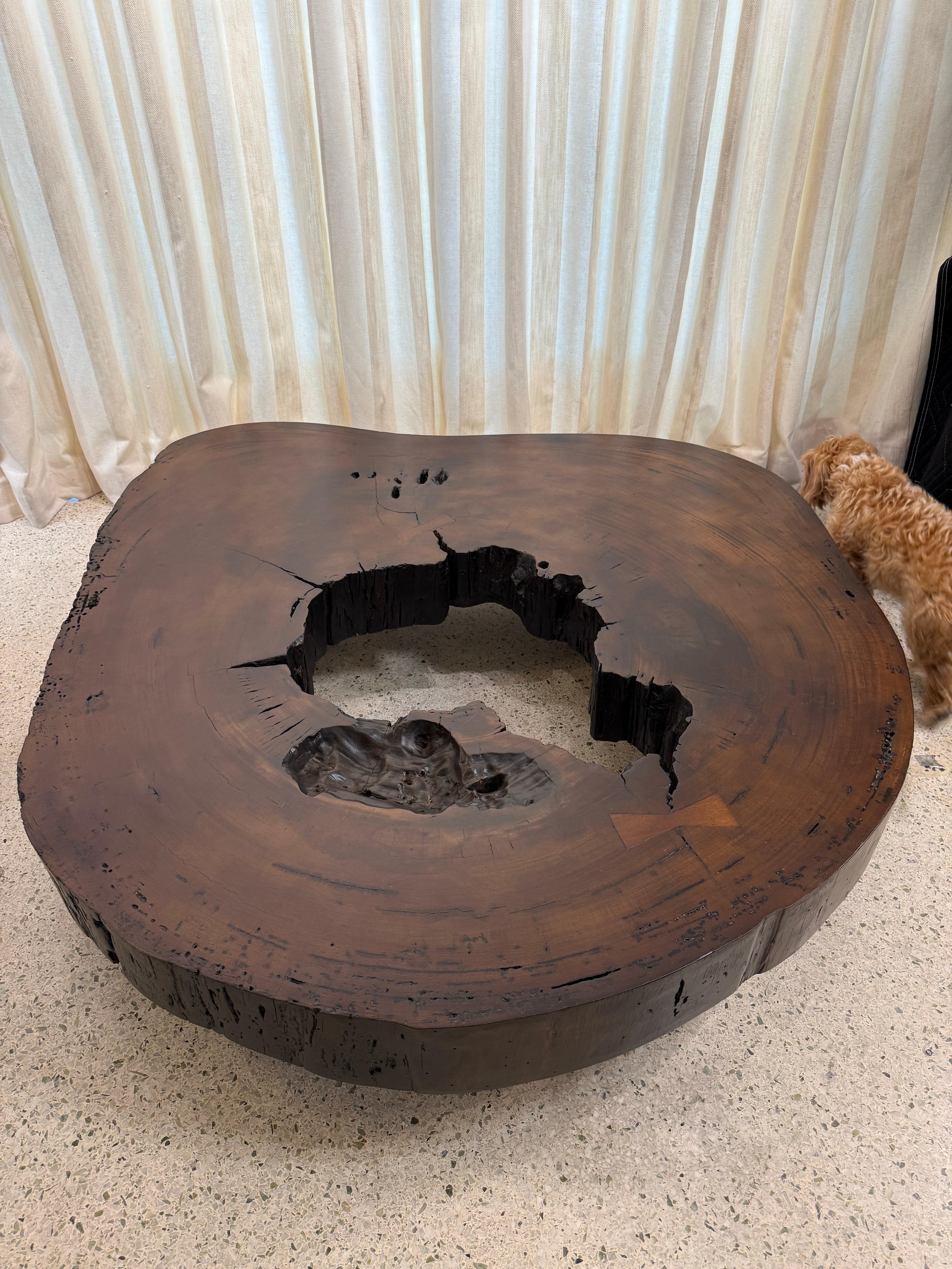 Table basse tronc d'arbre massif fabriqué à partir d'une épaisse section de croix en bois Vinhatico en vente 6