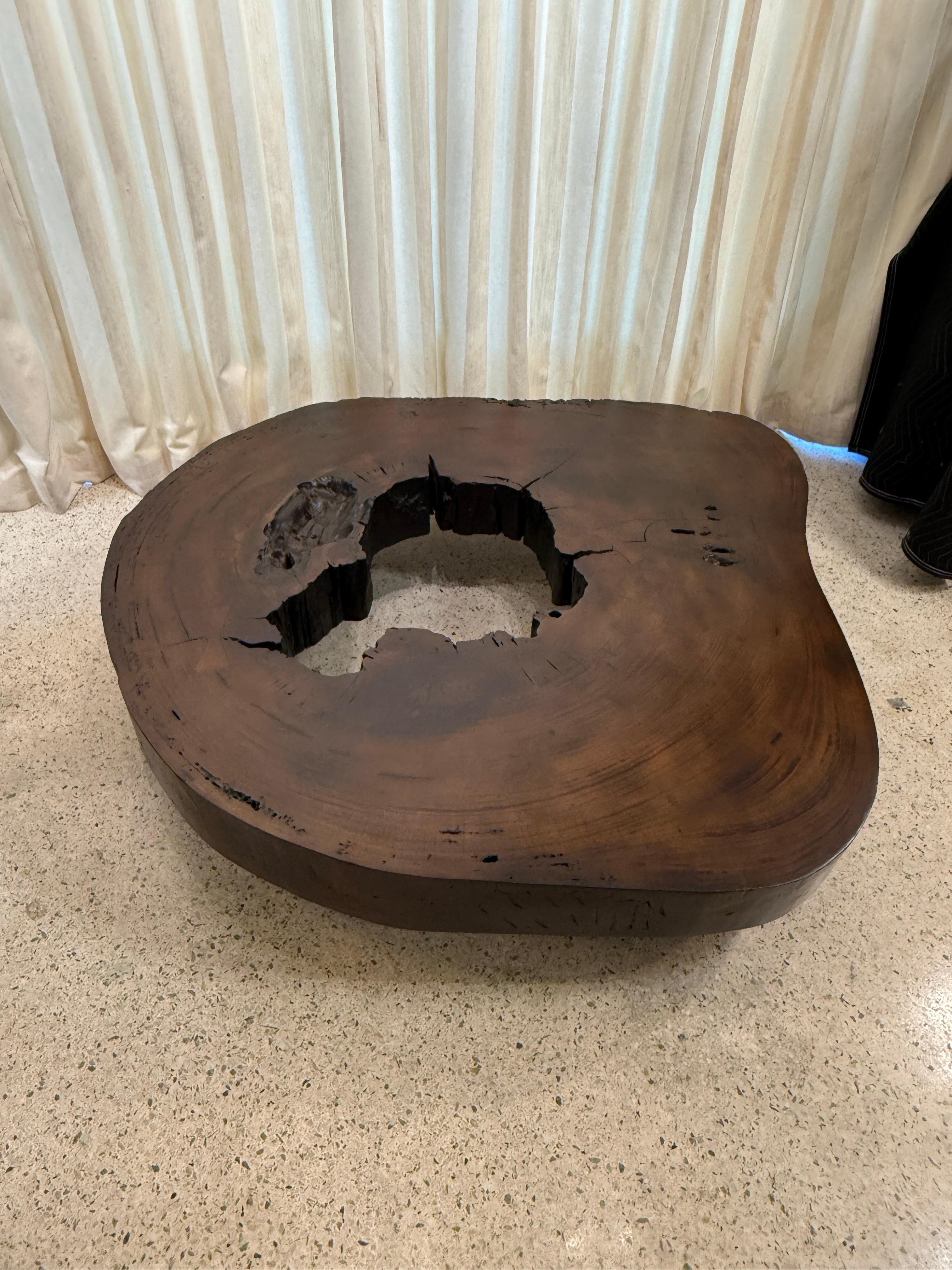 Table basse tronc d'arbre massif fabriqué à partir d'une épaisse section de croix en bois Vinhatico en vente 8