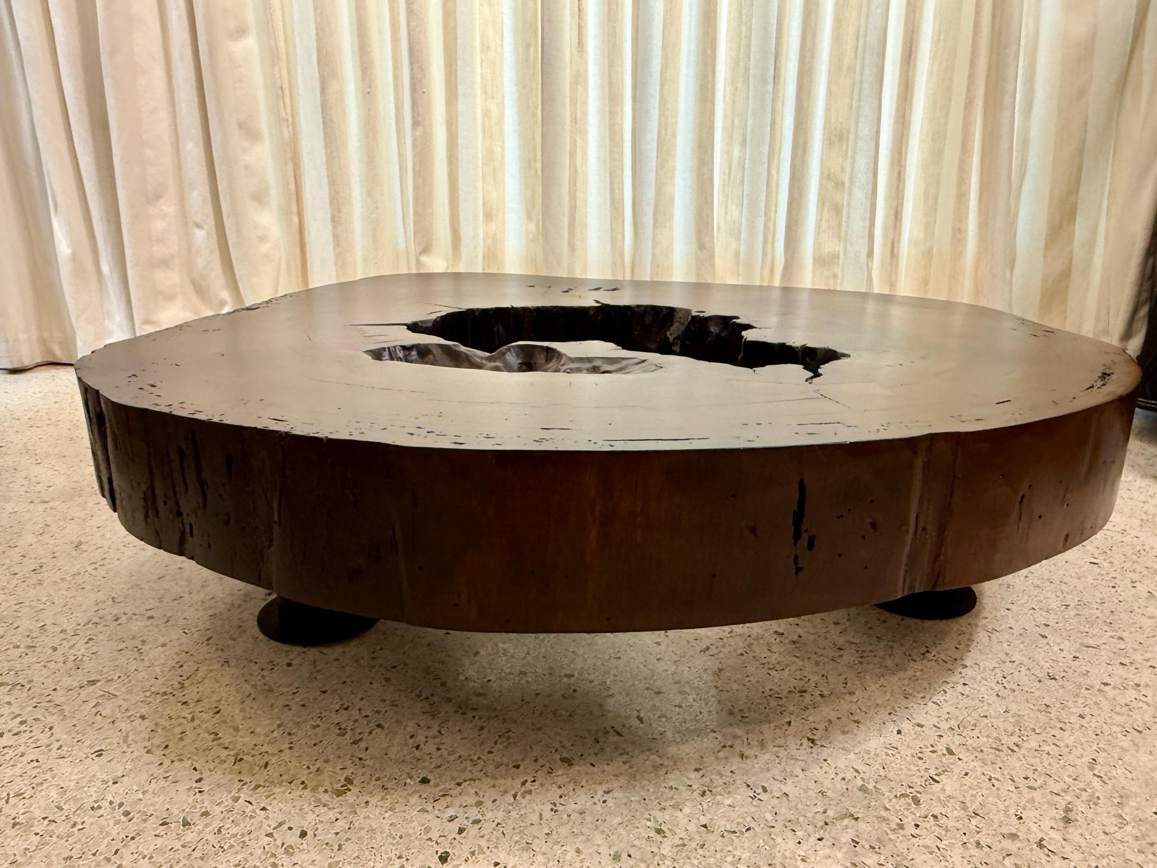 Table basse tronc d'arbre massif fabriqué à partir d'une épaisse section de croix en bois Vinhatico en vente 9