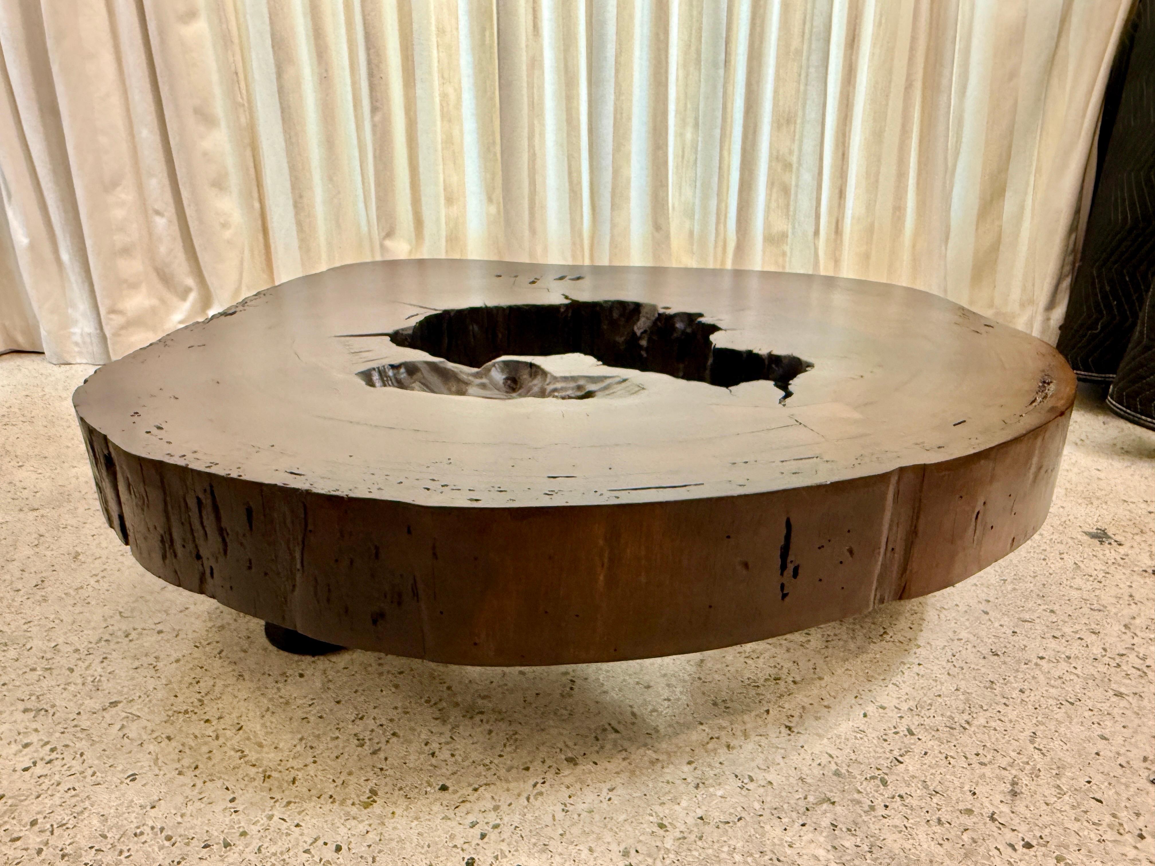 Table basse tronc d'arbre massif fabriqué à partir d'une épaisse section de croix en bois Vinhatico en vente 11