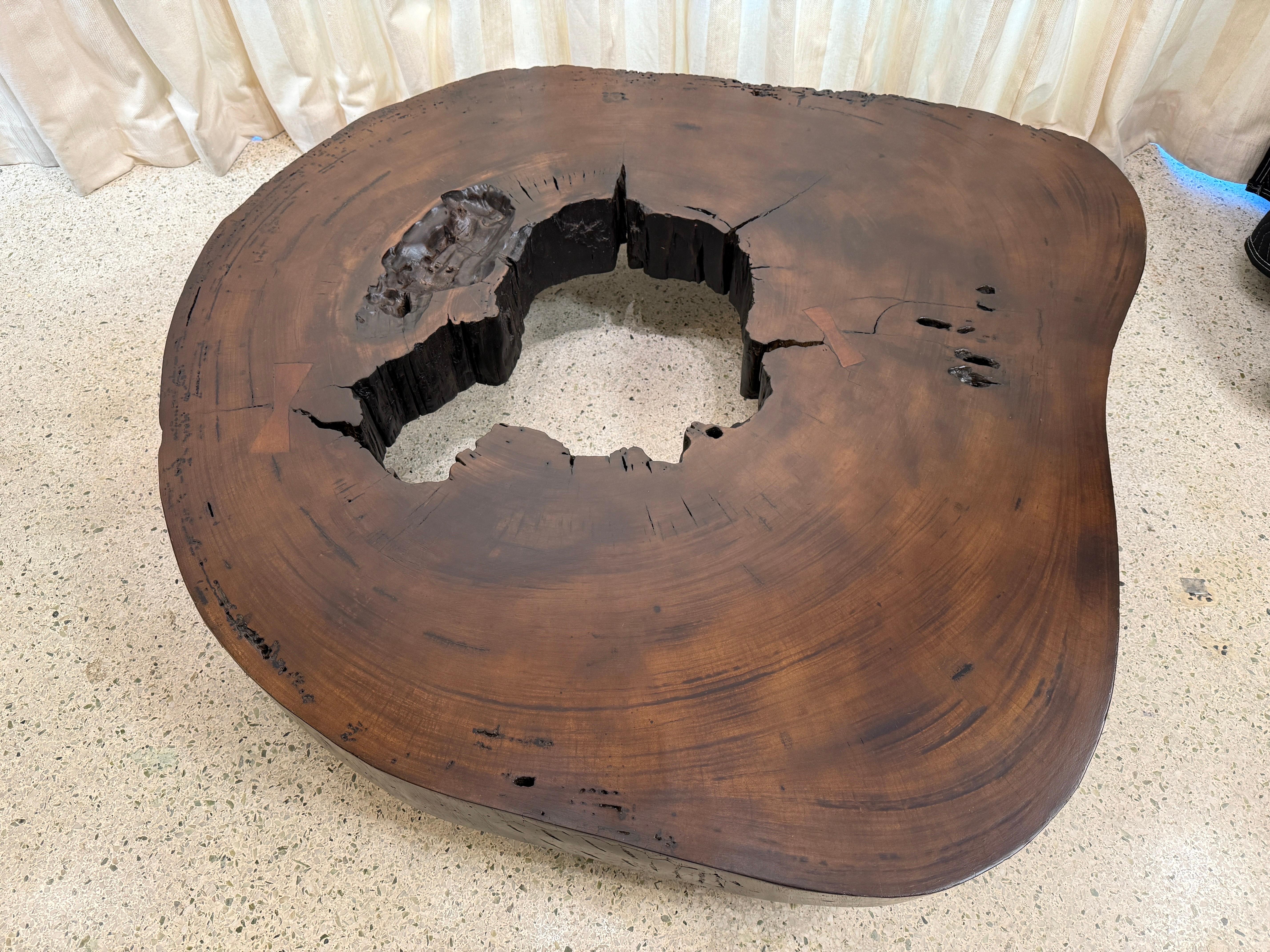 Table basse tronc d'arbre massif fabriqué à partir d'une épaisse section de croix en bois Vinhatico en vente 12