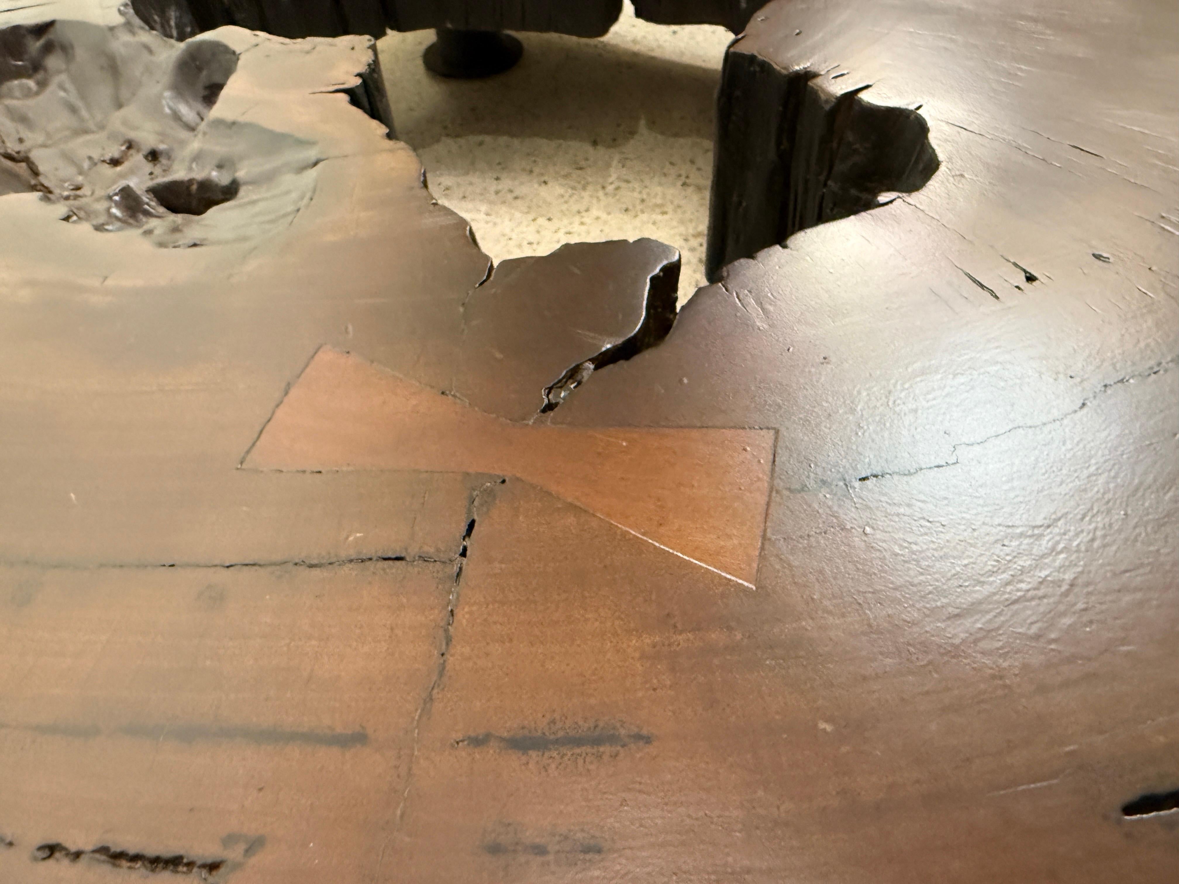 Une fantastique table basse circa 1979 en bois de vinhatico teinté.  Ce tronc d'arbre brésilien en bordure vivante mesure plus de 5 pieds de diamètre avec 4 pieds de base cylindriques en fer pour une stabilité maximale.  Cette tranche d'arbre a une