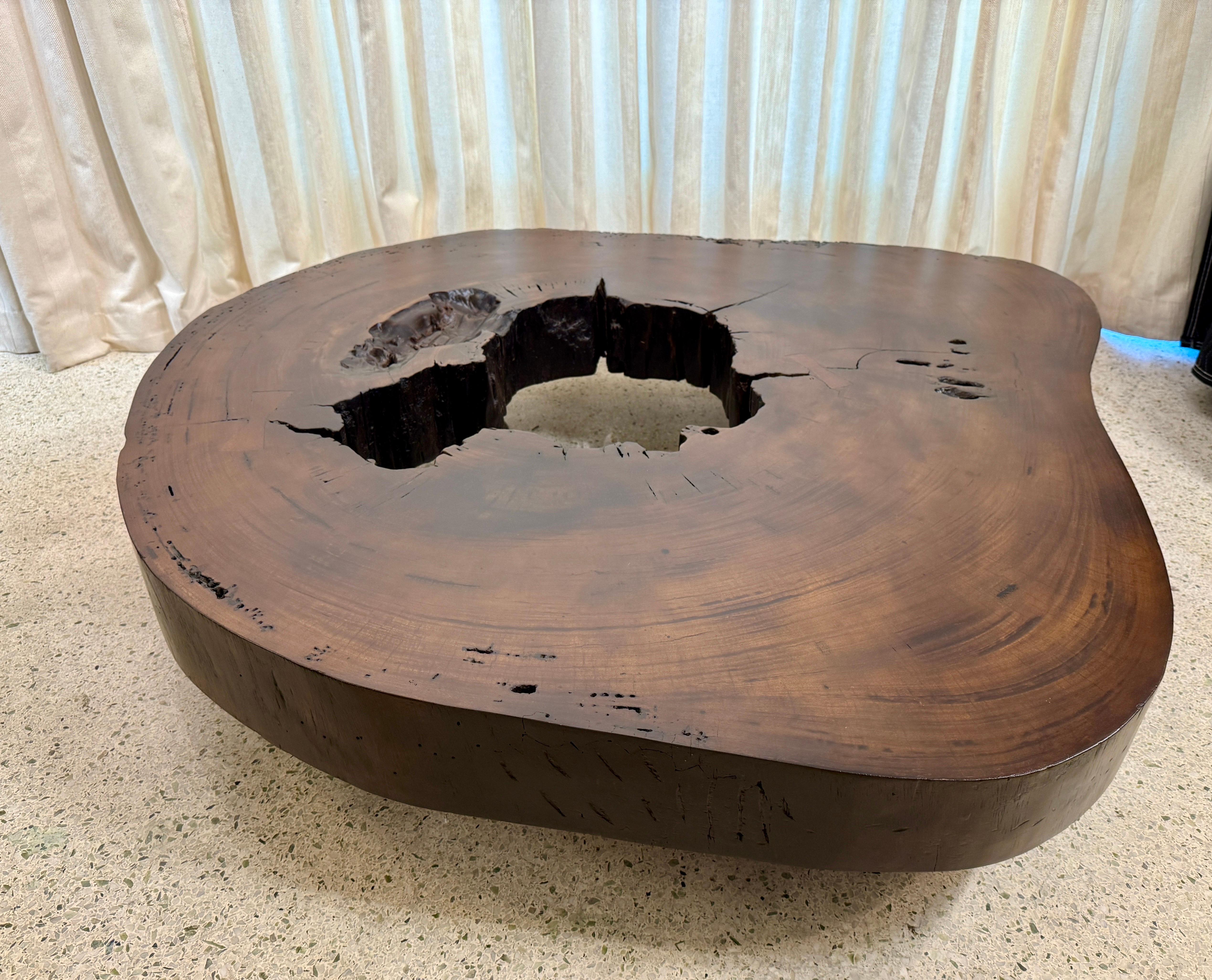 Table basse tronc d'arbre massif fabriqué à partir d'une épaisse section de croix en bois Vinhatico en vente 13