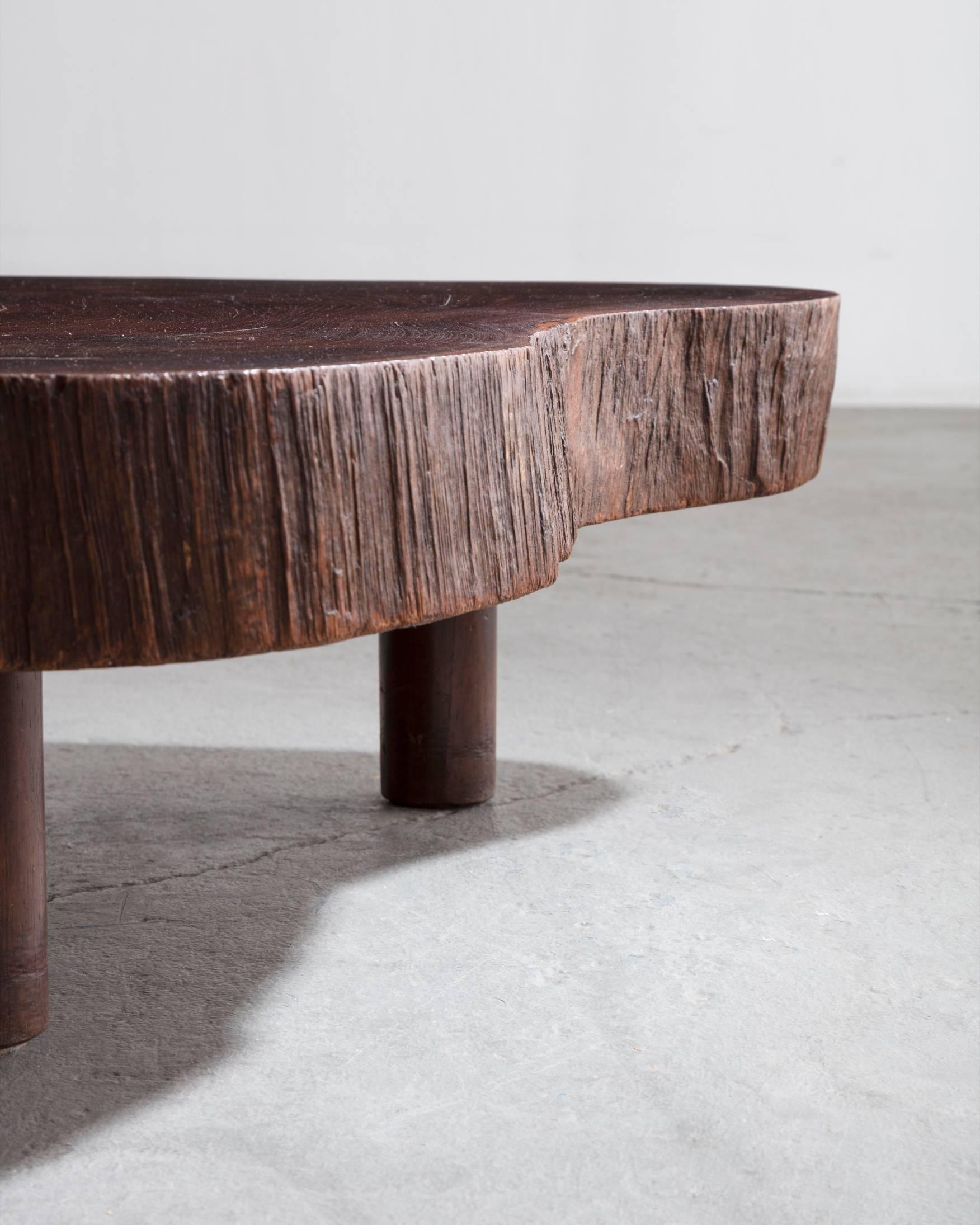 Table basse en forme de tronc d'arbre massif fabriquée à partir d'une épaisse section de croix en bois Vinhatico Bon état à New York, NY