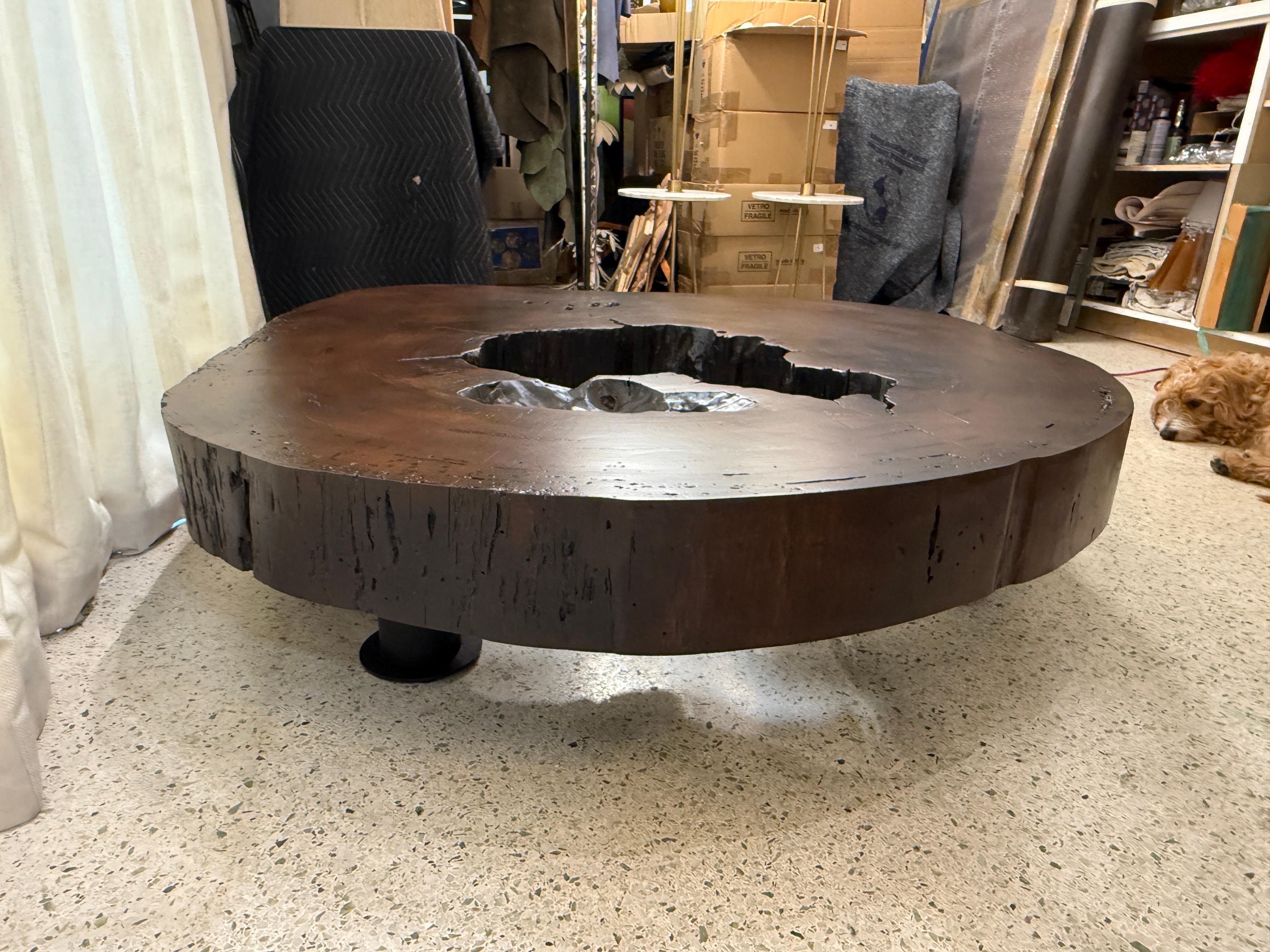 Table basse tronc d'arbre massif fabriqué à partir d'une épaisse section de croix en bois Vinhatico Bon état - En vente à North Miami, FL