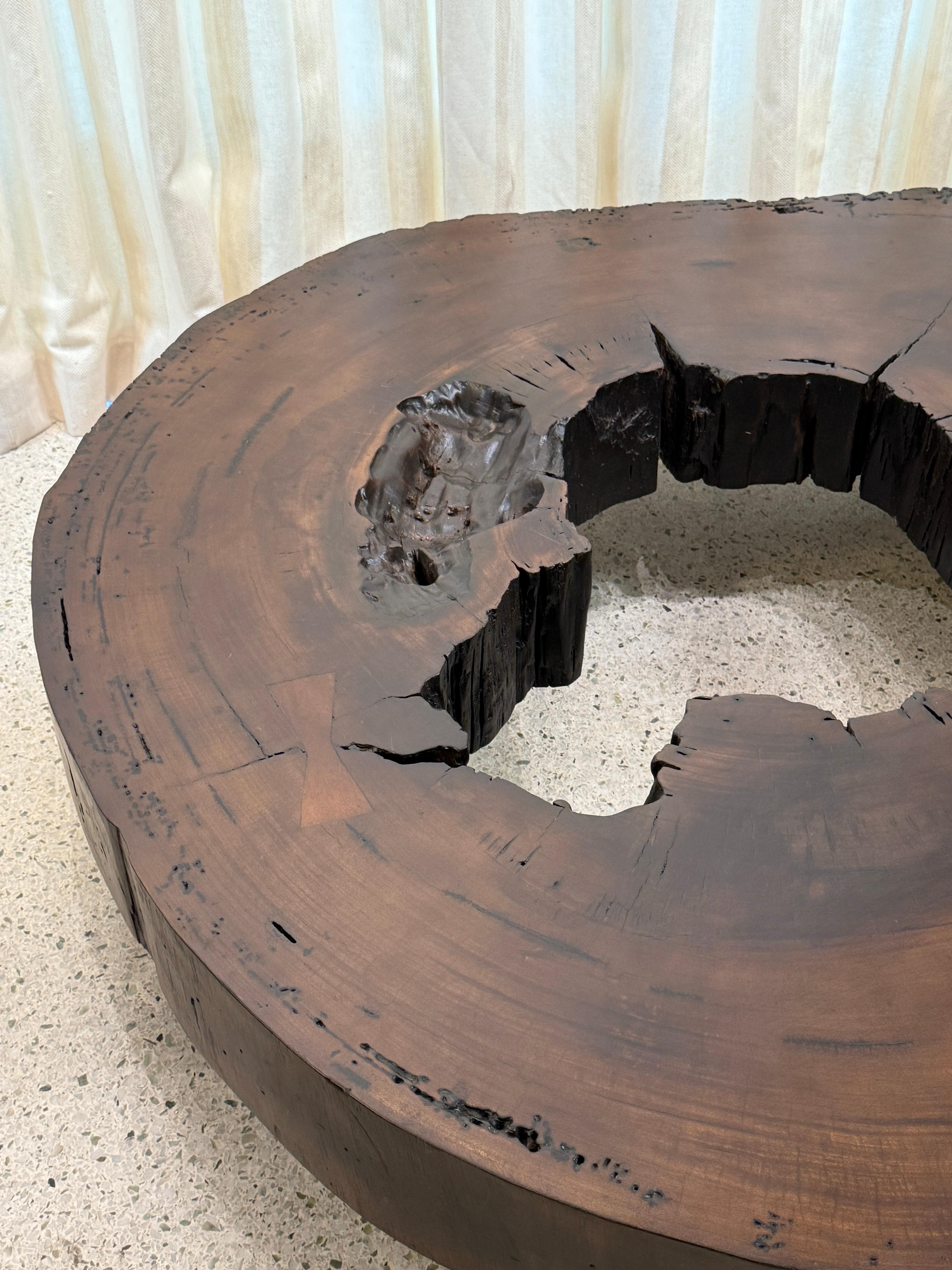 20ième siècle Table basse tronc d'arbre massif fabriqué à partir d'une épaisse section de croix en bois Vinhatico en vente