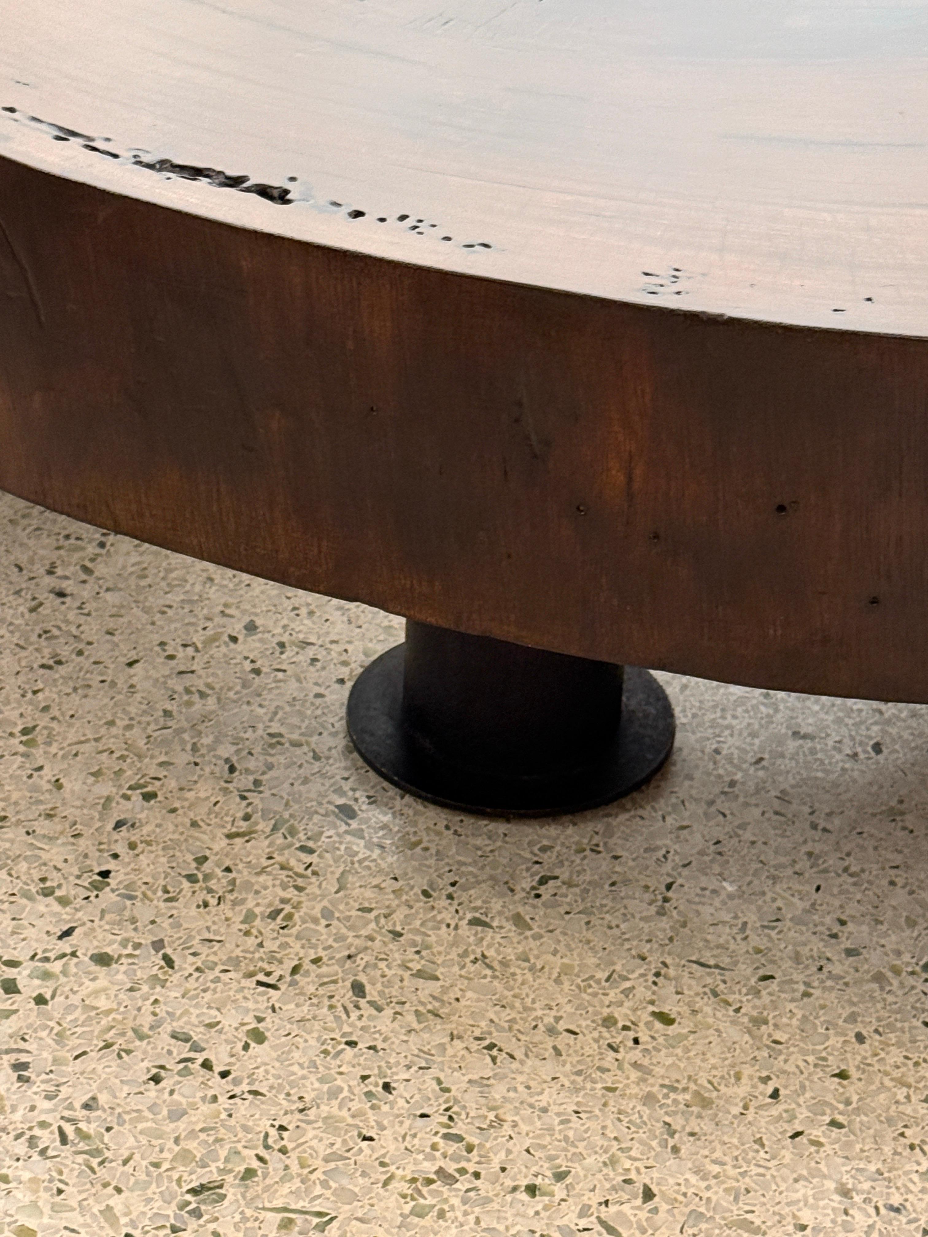 Fer Table basse tronc d'arbre massif fabriqué à partir d'une épaisse section de croix en bois Vinhatico en vente