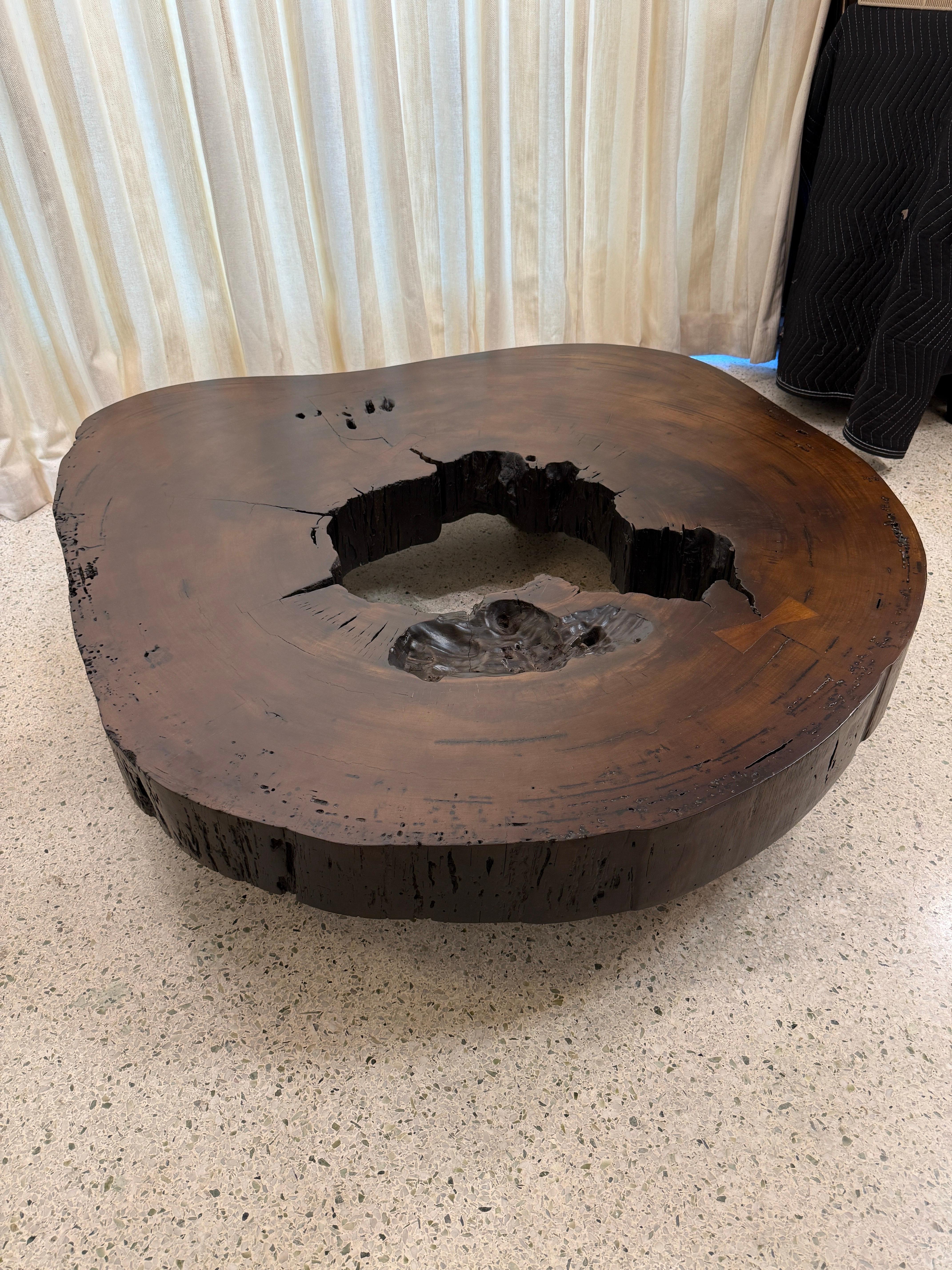 Table basse tronc d'arbre massif fabriqué à partir d'une épaisse section de croix en bois Vinhatico en vente 1