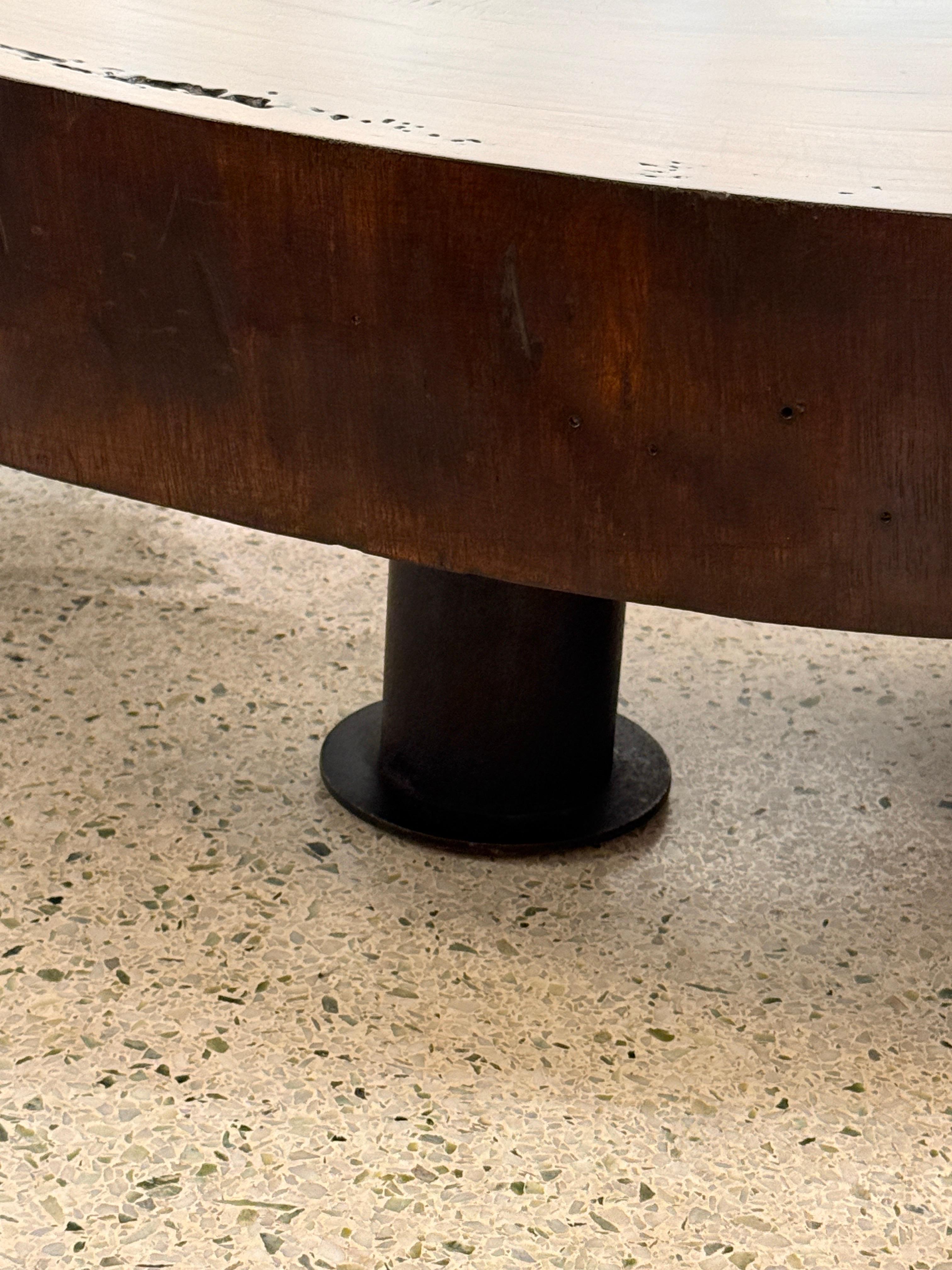Table basse tronc d'arbre massif fabriqué à partir d'une épaisse section de croix en bois Vinhatico en vente 2