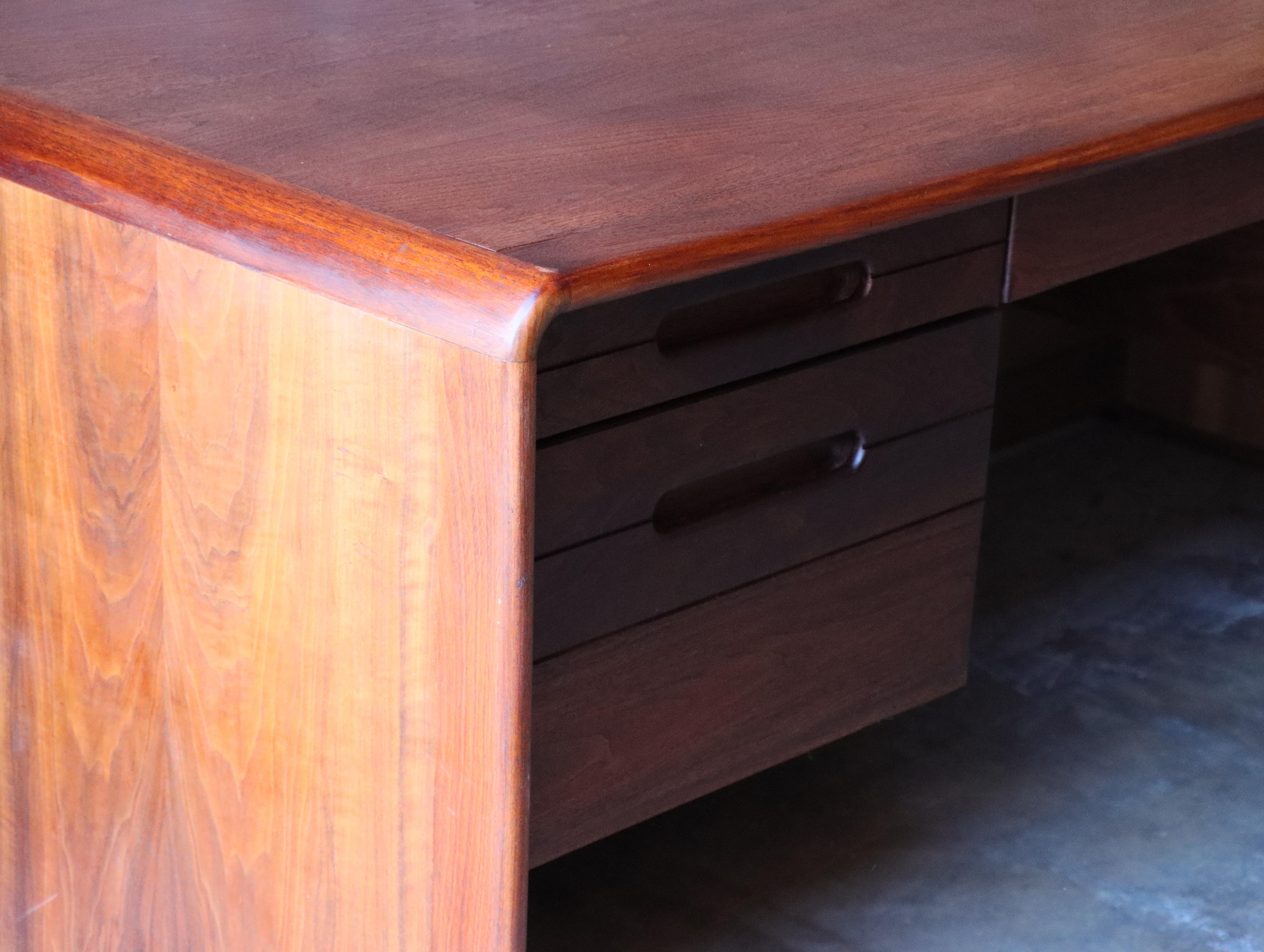 Solid Walnut and Burlwood Desk by Lou Hodges, California Design, 1970s For Sale 4