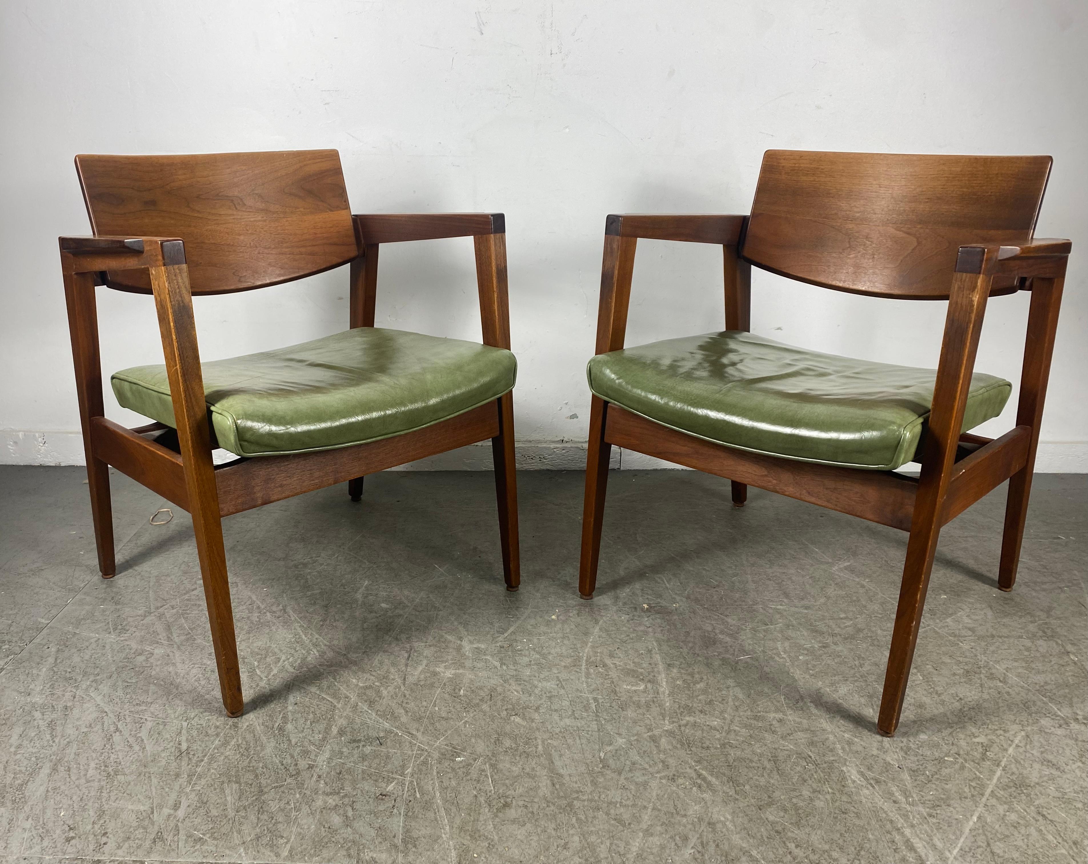 Mid-Century Modern Fauteuils de salon en noyer massif et cuir par Gunlocke, style Jens Risom en vente