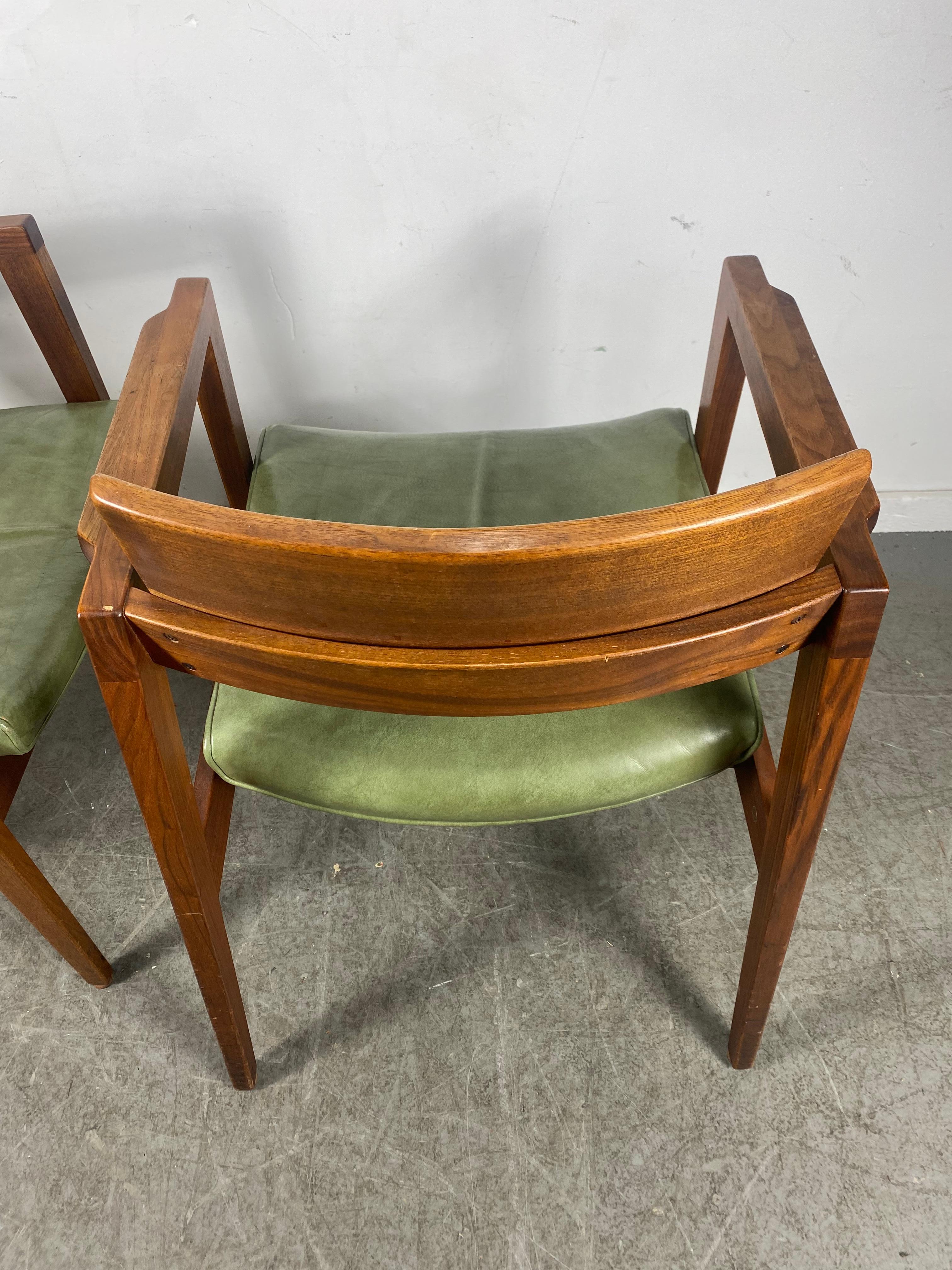 Américain Fauteuils de salon en noyer massif et cuir par Gunlocke, style Jens Risom en vente