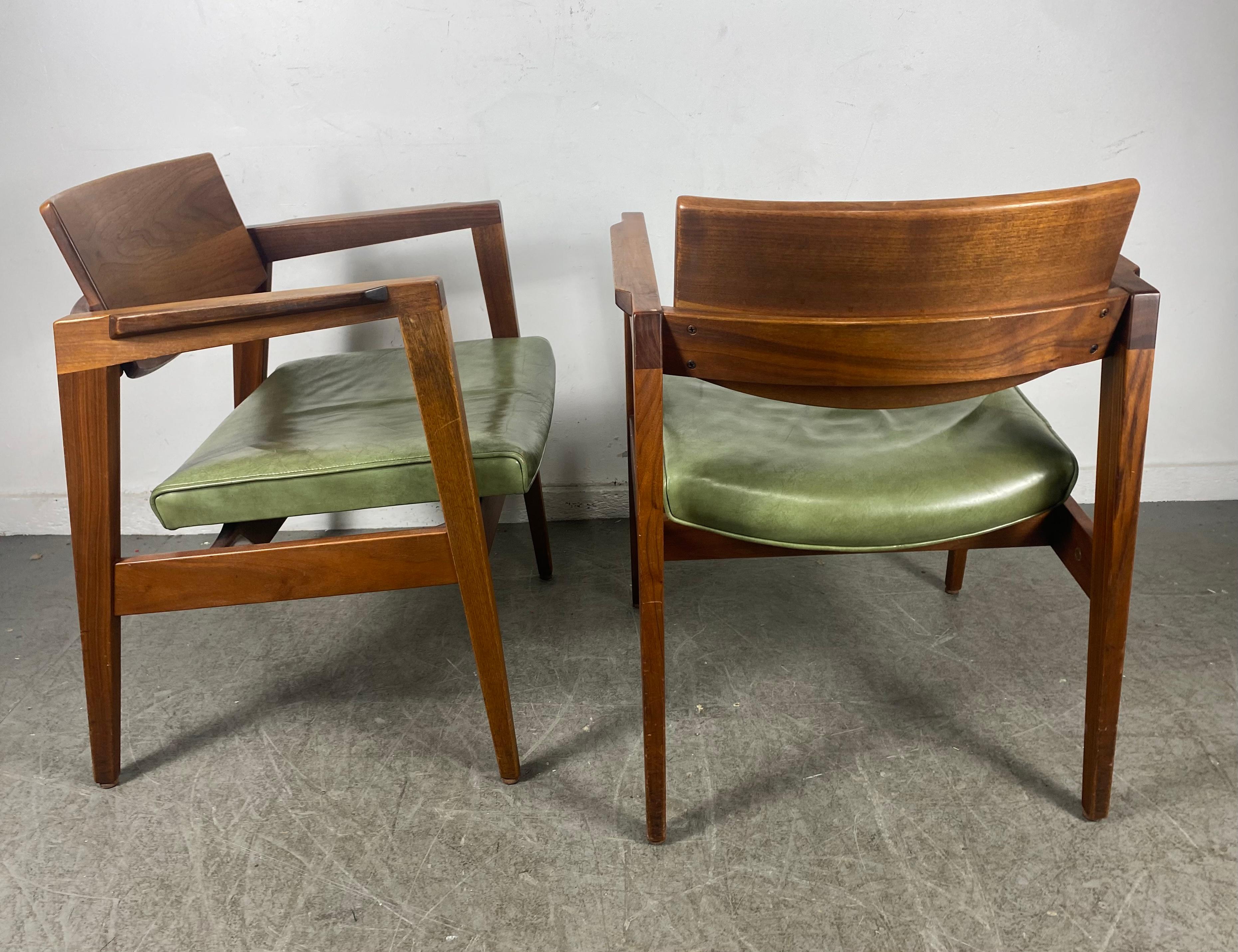 Mid-Century Modern Solid Walnut and Leather Lounge Chairs by Gunlocke, Jens Risom Style For Sale