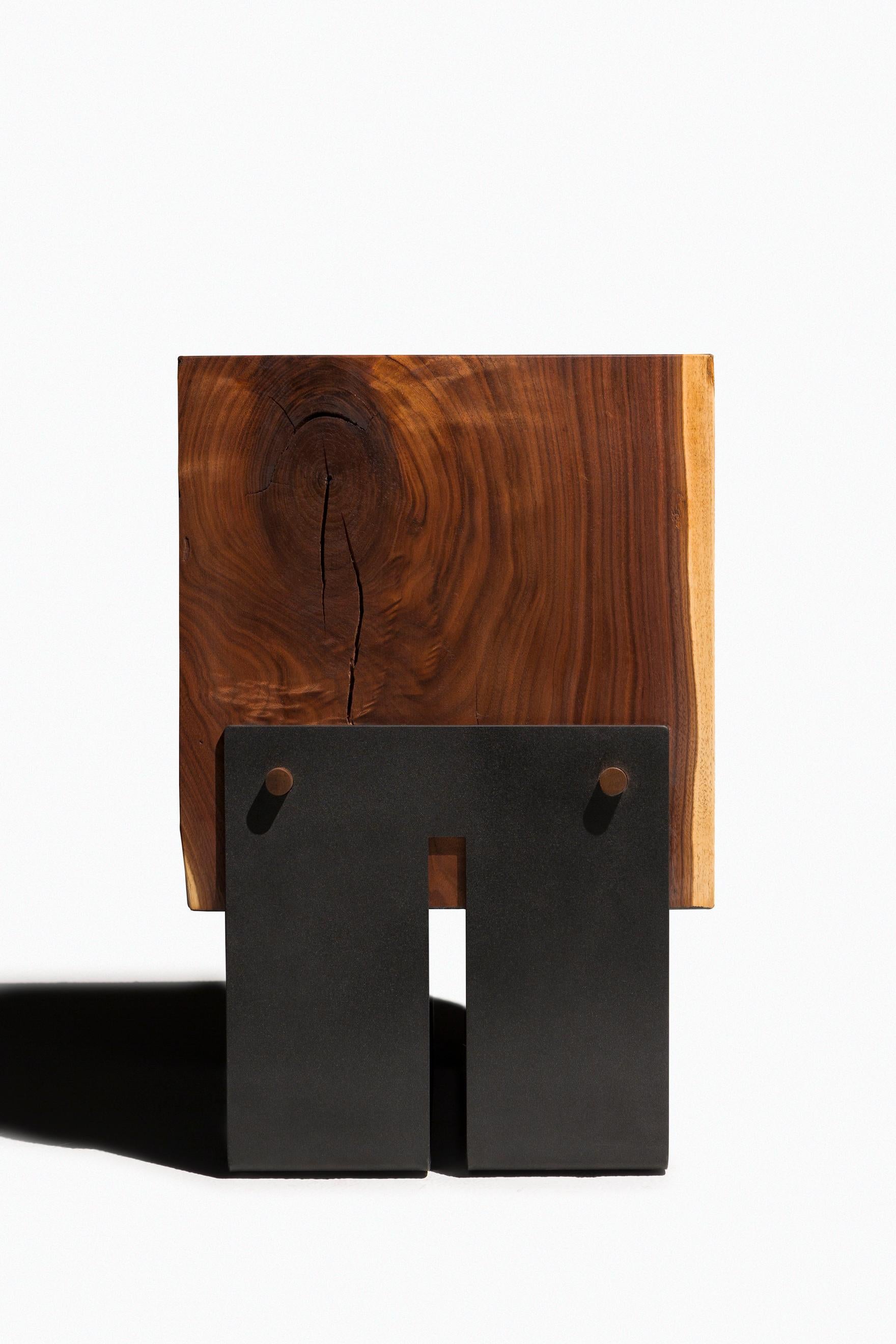 Beistelltisch/Hocker aus massivem Nussbaumholzblock auf schwarzem Stahlsockel „Briggs Beistelltisch“ im Zustand „Neu“ im Angebot in Shelby Twp, MI