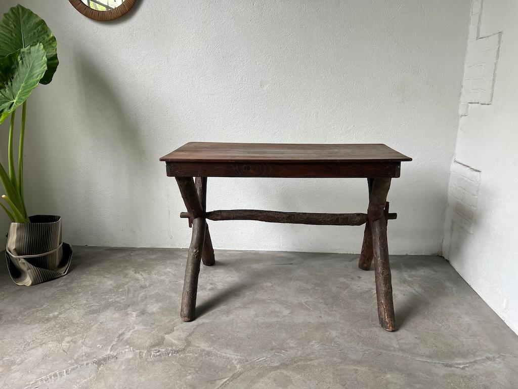 Unique piece, desk made by a Savoyard craftsman around 1900. Unique with its natural tree trunk base and its small shelves which give it incredible charm. Its waxed solid walnut top allows it to be used on a daily basis. An incredible piece in an