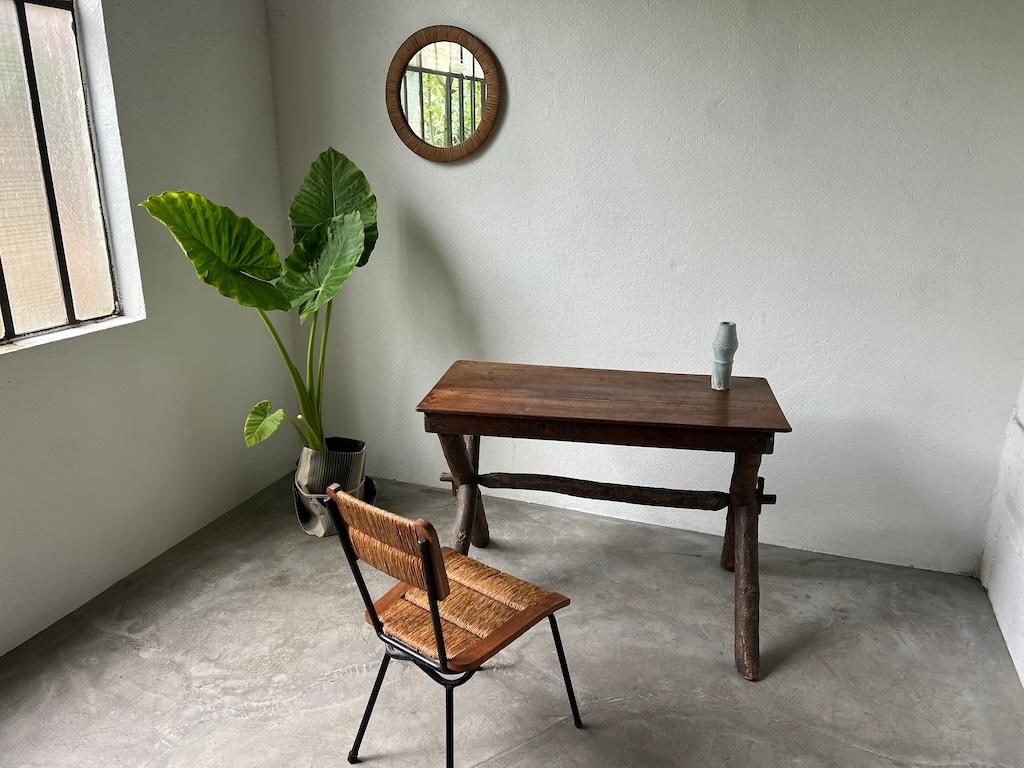 Solid walnut desk, popular art, France, Savoie, circa 1900 In Good Condition For Sale In LYON, FR