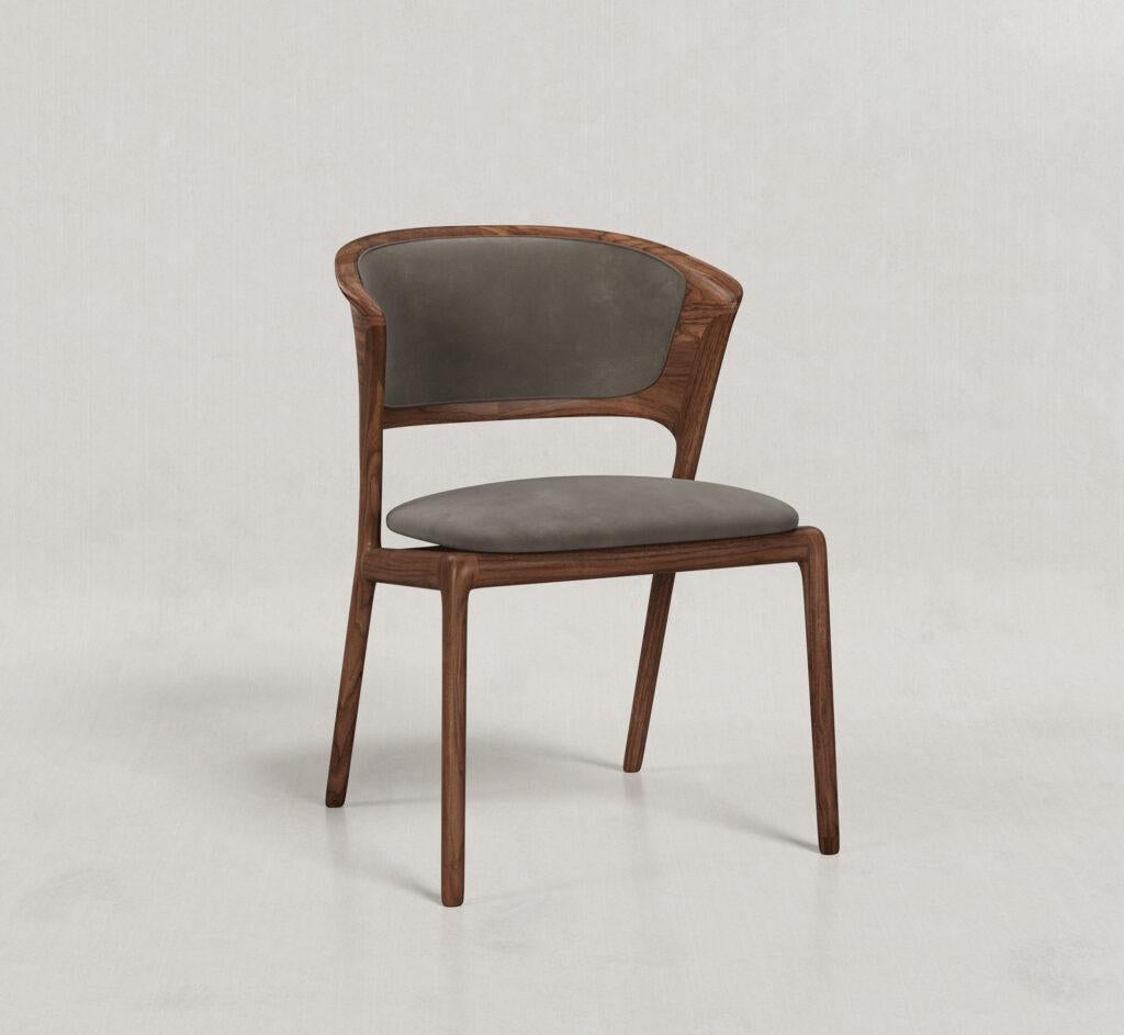 Dieser Stuhl zeichnet sich durch seine weichen und sinnlichen Linien aus, die ein zartes, von Eleganz und Schlichtheit geprägtes Design schaffen. Die charakteristische Linie der Rückenlehne bietet in Kombination mit der ruhigen Maserung des Holzes