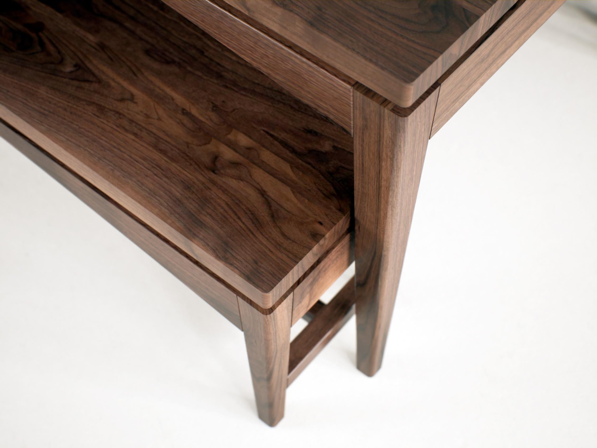 Mid-Century Modern Ensemble de salle à manger en noyer massif - Table et bancs assortis sur mesure pour un intérieur Modernity en vente