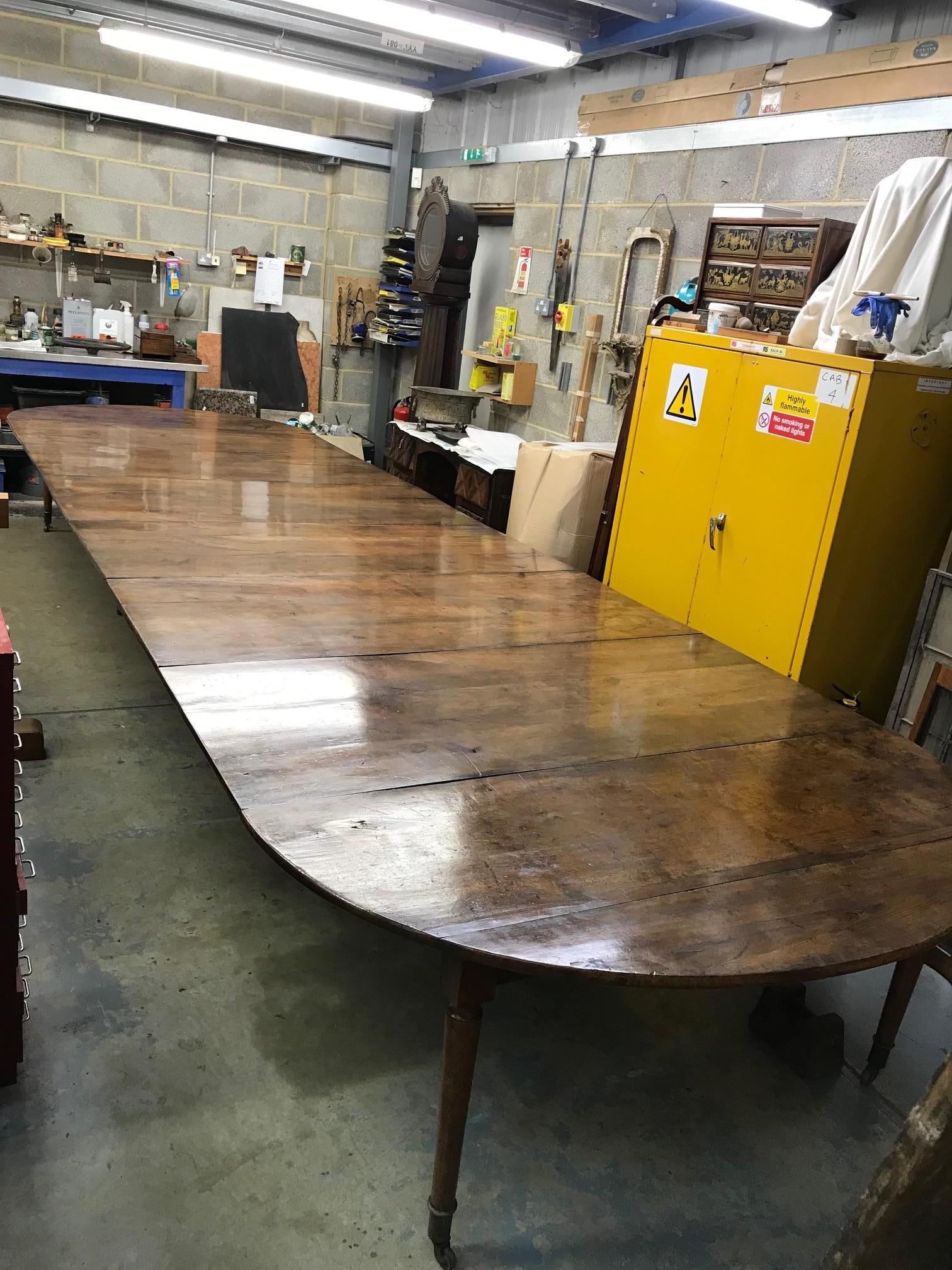 Solid Walnut Extending Dining Table, France, First Half of the 19th Century In Good Condition In Henley-on-Thames, Oxfordshire